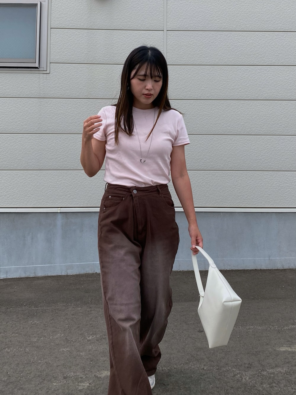 「プチプラ、夏コーデ、さらっと晴れやかスナップ、バギーパンツ、バギーデニム、デニム、スニーカーコーデ、リブT、パステルカラー、シャーベットカラー、ピンク、シンプルコーデ、30代コーデ、スニーカー、ブラウン」｜「Starting Overの硫化染め ブラスト加工 カツラギ ヴィンテージライク バギーパンツ/カラーパンツ（デニムパンツ、ブラウン系）」を使った、Miiさん（レディース・159cm）の夏コーディネートの2枚目の写真