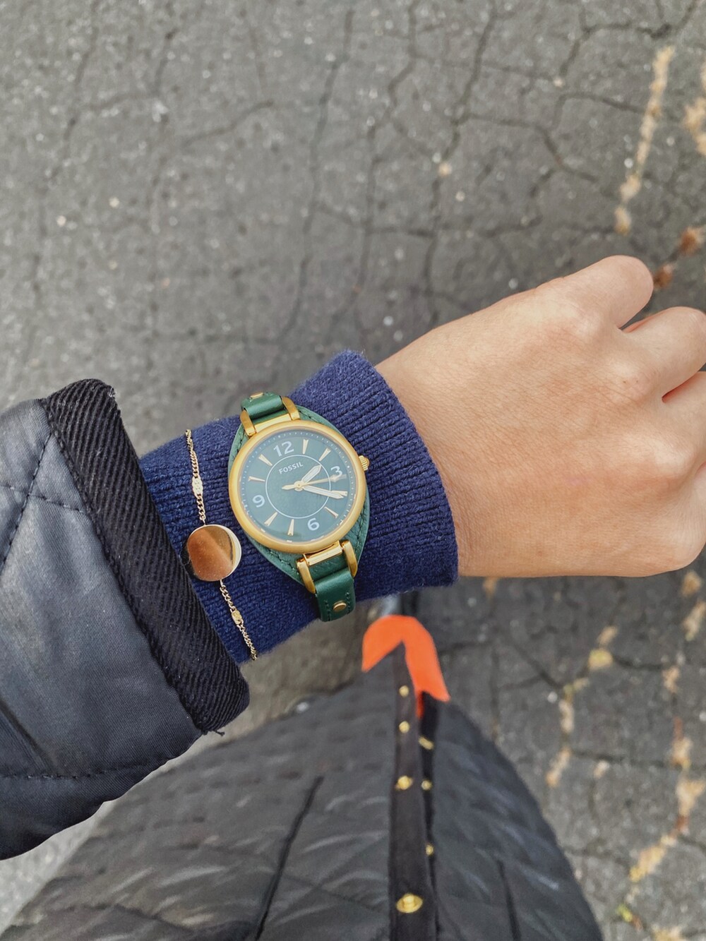 「Fossil、冬コーデ、Traditional Weatherwear、renorm、ハイネック、リブニット、キルティング、キルティングコート、オレンジ、カラーパンツ、カラーコーデ、スクエアトゥ、プチプラ、GU、きれいめカジュアル」｜「ReNormの【SET UP対応】リブニットプルオーバー（ニット/セーター、ブルー系）」を使った、Miiさん（レディース・159cm）の秋コーディネートの2枚目の写真