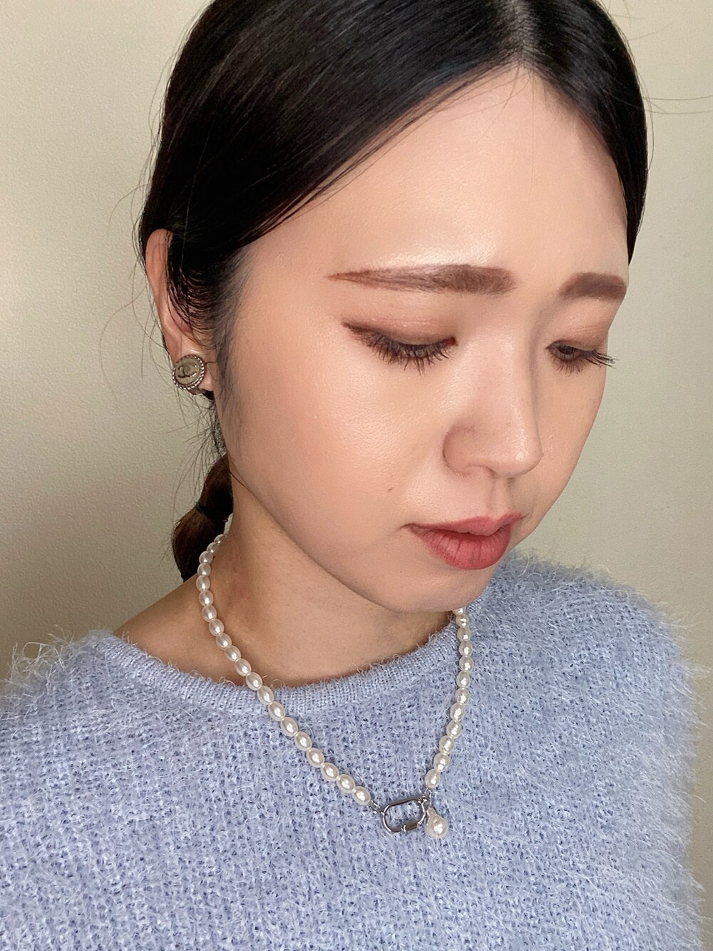 「今日のコスメと服、カラーコーデ、カラーニット、カラー×コーデ、春色、シャギーニット、タックワイドパンツ、UNIQLO、ショルダーバッグ、スニーカーコーデ、春コーデ、白スニーカー、スニーカー、パステルカラー、春服みてみて」｜「ROPE' PICNICのシャギーニットショート丈プルオーバー（ニット/セーター、ブルー系）」を使った、Miiさん（レディース・159cm）の冬コーディネートの3枚目の写真