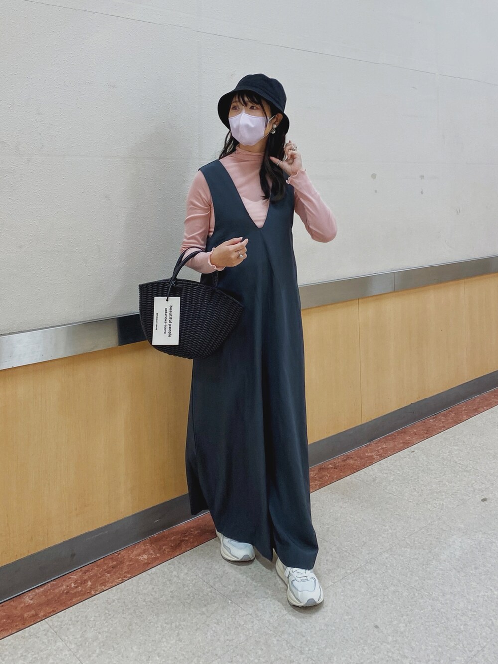 「大人カジュアル、シースルー、シアートップス、カラーコーデ、カラー×コーデ、HANNE、サロペット、バケットハット、かごバッグ、New Balance、スニーカー、白スニーカー、ピンク、UNIQLO、韓国ファッション」｜「HANNEのシースルーカットソー（Tシャツ/カットソー、ピンク系）」を使った、Miiさん（レディース・159cm）の春コーディネートの2枚目の写真