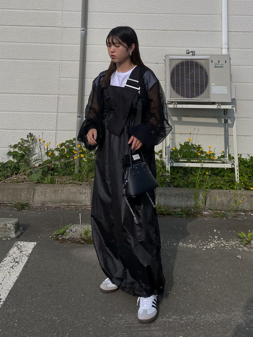 「夏コーデ、レイヤードスタイル、モノトーンコーデ、モード、チュール、シースルー、ワンピース、ロングワンピース、キャミワンピ、ボレロ、スニーカー、モードカジュアル、スポーツミックス、お出かけコーデ、プチプラ」|「Ezick ANNONIMのMulti-fit BIG バックルワンピース(ワンピース、ブラック系)」を使った、Miiさん(レディース・159cm)の夏コーディネートの3枚目の写真