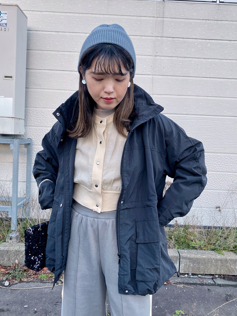 「ファッションを楽しもう、レイヤードスタイル、今日のコスメと服、ビーニー、ニット帽、マウンテンパーカー、ブーツ、トラックパンツ、ストリート、厚底シューズ、guandbeautifulpeople、ビッグシルエット、スパンコール、スウエット、スポーツミックス」|「for/cの撥水ナイロン裏付きマウンテンパーカー【サスティナブル】(マウンテンパーカー、ブラック系)」を使った、Miiさん(レディース・159cm)の秋コーディネートの2枚目の写真
