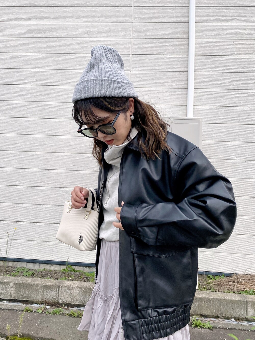 「秋服まるっと大公開、秋服準備はじめました、レザージャケット、ティアードスカート、ロングスカート、雨の日コーデ、ニット帽、ビーニー、グレー、グレーコーデ、モノトーン、ハーフジップ、スウェット、ブーツ、USポロ」｜「FFEINの【FFEIN】ビックシルエットフェイクレザーA-2ジャケット（ライダースジャケット、ブラック系）」を使った、Miiさん（レディース・159cm）の秋コーディネートの3枚目の写真