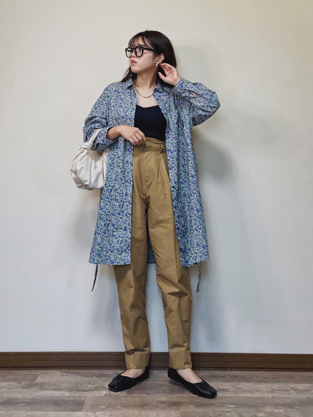 「To b. by agnes b.、シャツスタイル、シャツワンピ、花柄ワンピース、花柄、テーパードパンツ、バレエシューズ、プチプラ、メガネ女子、キャミソール、guandbeautifulpeople、GU×beautiful people、初夏コーデ、ブルーコーデ」｜「To b. by agnes b.のWEB限定 WT62 DRESS ブルーミングフラワードレスミニ（シャツワンピース、ブルー系）」を使った、Miiさん（レディース・159cm）の春コーディネートの2枚目の写真
