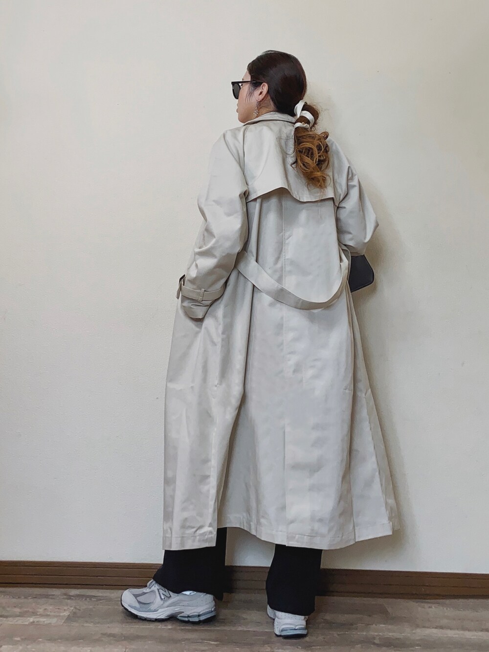 ホワイト系のトレンチコート、パープル系のシャツ/ブラウス、ブラック系のパンツを着用したレディースの冬コーディネートの3枚目の写真