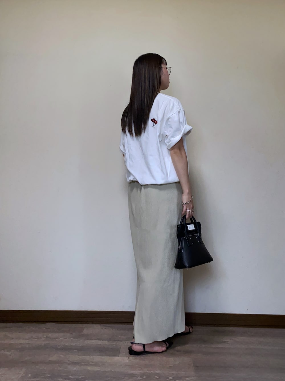 「夏コーデ、白Tシャツ、オーバーサイズ、ビッグシルエット、Tシャツ、ロングスカート、サンダル、メガネ女子、STARTING OVER、プチプラ、淡色コーデ、大人カジュアル、シンプルコーデ、ゆるコーデ、30代ファッション」｜「Starting Overの【Starting Over/スターティングオーバー】ONE POINT LOGO EMBROIDERY DRAW CODE T-SHIRT/ワンポイント ロゴ刺繍 ドローコード デザイン 半袖 Tシャツ　ピグメントTシャツ（Tシャツ/カットソー、ホワイト系）」を使った、Miiさん（レディース・159cm）の夏コーディネートの5枚目の写真