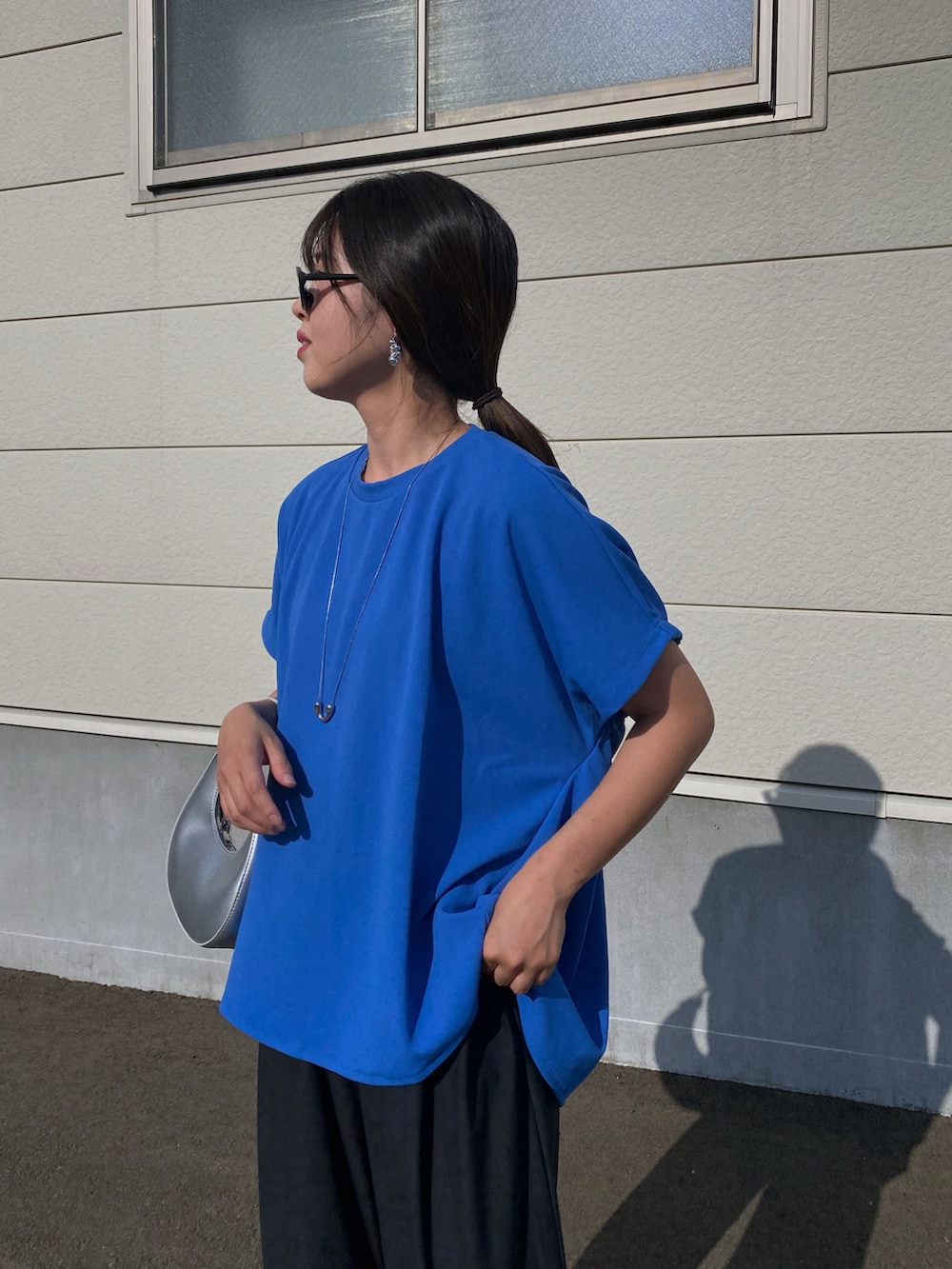 「プチプラ、きれいめカジュアル、夏だ!Tシャツ着よう!、さらっと晴れやかスナップ、ワイドパンツ、リラックススタイル、ブルー、ブルーコーデ、カラーコーデ、30代コーデ、OPAQUE.CLIP、オペークドットクリップ、ドルマンスリーブ、メタリック、サングラス」|「OPAQUE.CLIPのUV イージードルマントップス【洗濯機洗い可】(Tシャツ/カットソー、ブルー系)」を使った、Miiさん(レディース・159cm)の夏コーディネートの3枚目の写真