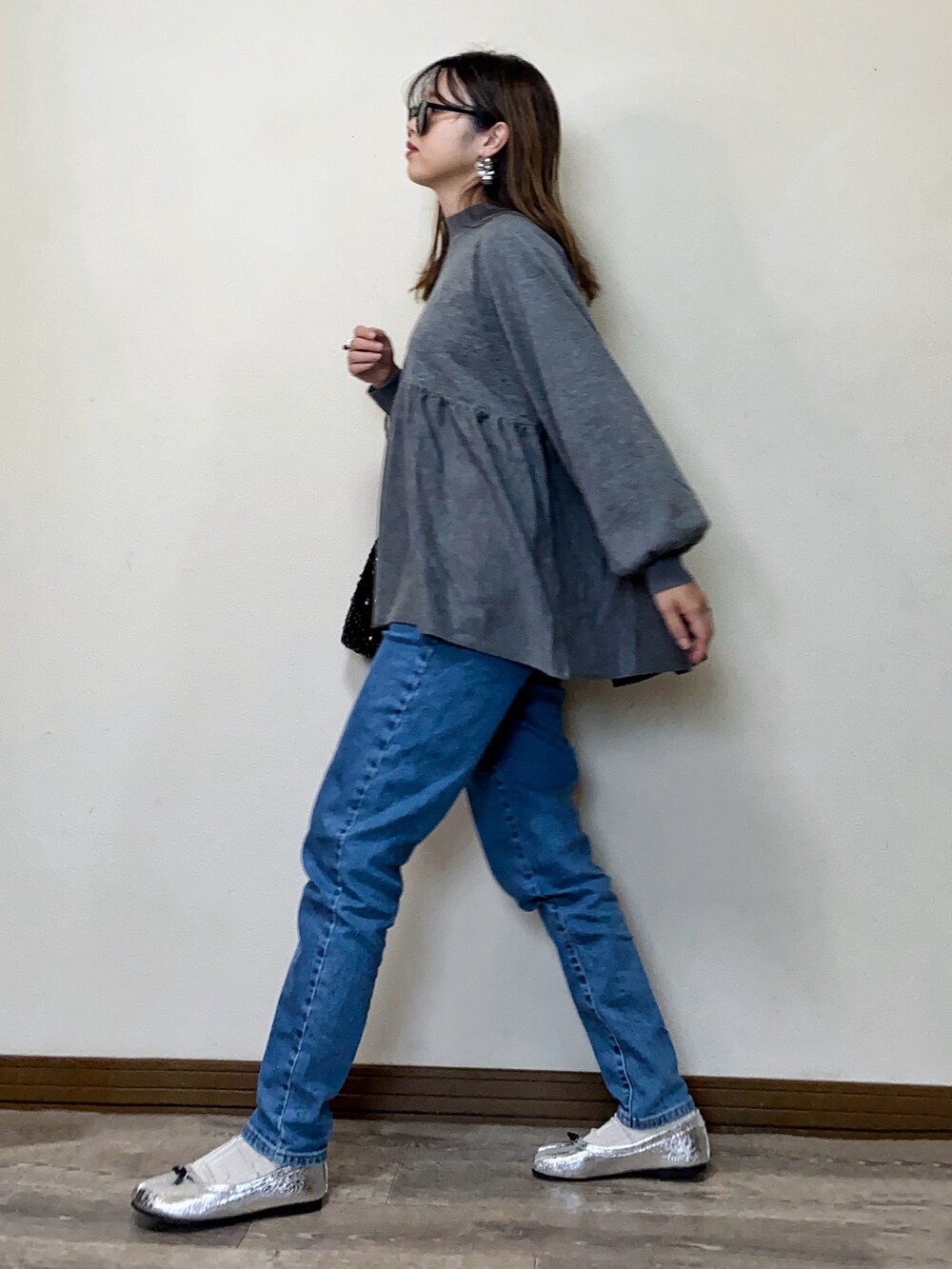 「Levis、リーバイス、リーバイス24SS、ZOZO限定、PR、ニット、デニム、ぺプラムトップス、ぺプラム、ボリューム袖、スパンコール、メタリック、シルバーシューズ、シルバー、体型カバー」｜「OPAQUE.CLIPのハイネックギャザーペプラムニット【洗える】（ニット/セーター、グレー系）」を使った、Miiさん（レディース・159cm）の冬コーディネートの3枚目の写真