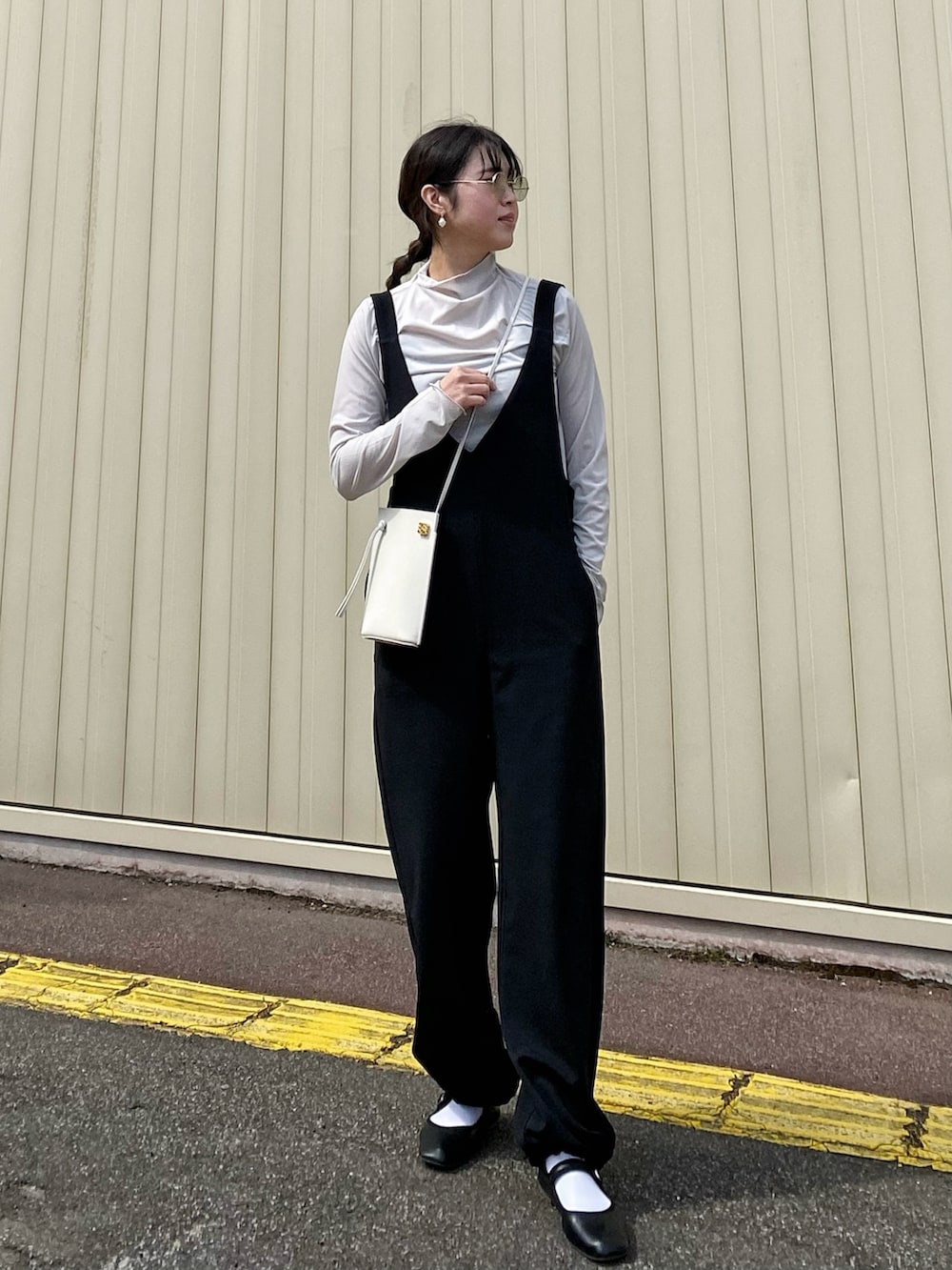 「春コーデ、シアートップス、サロペット、プチプラ、休日スタイル、ショルダーバッグ、大人カジュアル、シンプルコーデ、お出かけコーデ、きれいめカジュアル、モノトーン、GU」｜「OPAQUE.CLIPのシアーメロウハイネックトップス（Tシャツ/カットソー、グレー系）」を使った、Miiさん（レディース・159cm）の春コーディネートの3枚目の写真