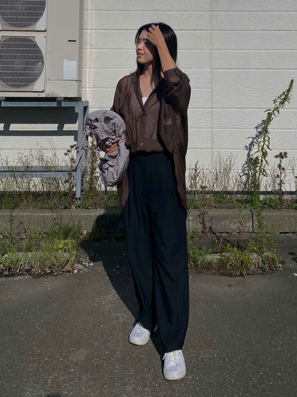 「ブラウン、秋服準備はじめました、シャツスタイル、ワイドパンツ、ユニクロ、UNIQLO、オーバーサイズ、スニーカー、白スニーカー、プチプラ、夏秋ミックス、秋コーデ、初秋コーデ、30代コーデ、シンプルスタイル」｜「recaのシアードルマンシャツ（シャツ/ブラウス、ブラウン系）」を使った、Miiさん（レディース・159cm）の秋コーディネートの3枚目の写真