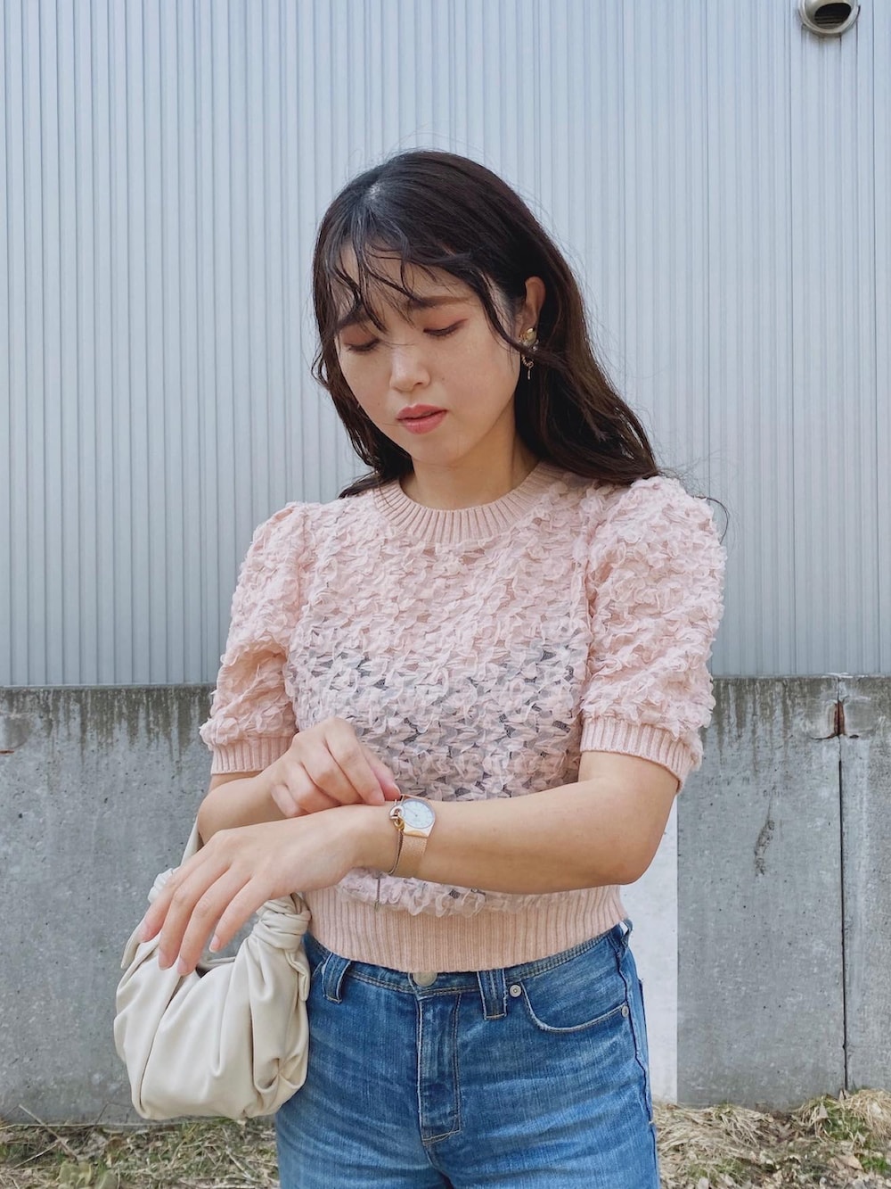 ピンク系のTシャツ/カットソー、ブルー系のデニムパンツ、ブラック系のバレエシューズを着用したレディースの春コーディネートの2枚目の写真