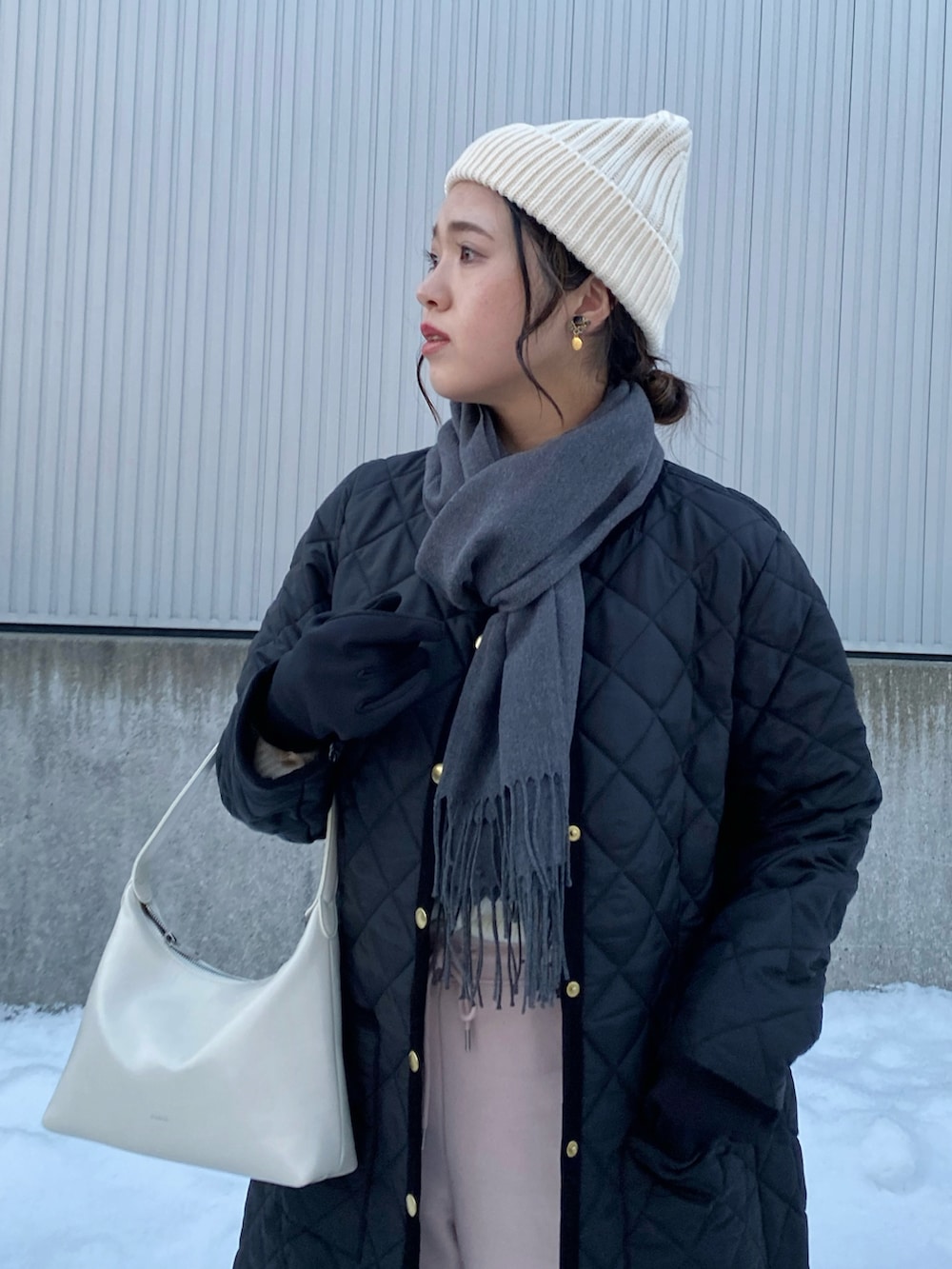 「新星WEARISTAにエントリー、今日のコスメと服、ビーニー、ニット帽、スウェット、スウェットパンツ、カーゴパンツ、ピンク、あったかコーデ、冬コーデ、マフラーぐるぐる、UNIQLO、プチプラ、マイベストコーデ2023、マフラー」｜「Traditional WeatherwearのARKLEY LONG（その他アウター、ブラック系）」を使った、Miiさん（レディース・159cm）の冬コーディネートの4枚目の写真