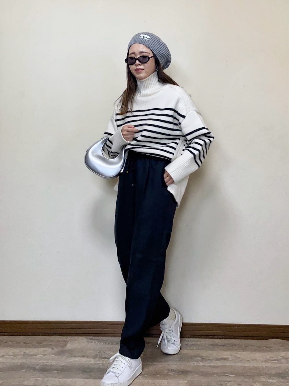 「今日のコスメと服、ワンマイルコーデ、モノトーン、ニット、ベレー帽、スニーカーコーデ、テーパードパンツ、シルバーバッグ、メタリック、シンプルコーデ、サングラス、オーバルサングラス、タックイン、パンツスタイル、白スニーカー」｜「GANNIのアイテム（ハンチング/ベレー帽、グレー系）」を使った、Miiさん（レディース・159cm）の冬コーディネートの4枚目の写真