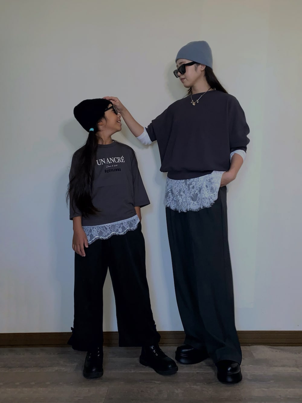 グレー系のTシャツ/カットソー、ブラック系のスリッポン、グレー系のTシャツ/カットソーを着用したレディースの秋コーディネートの2枚目の写真