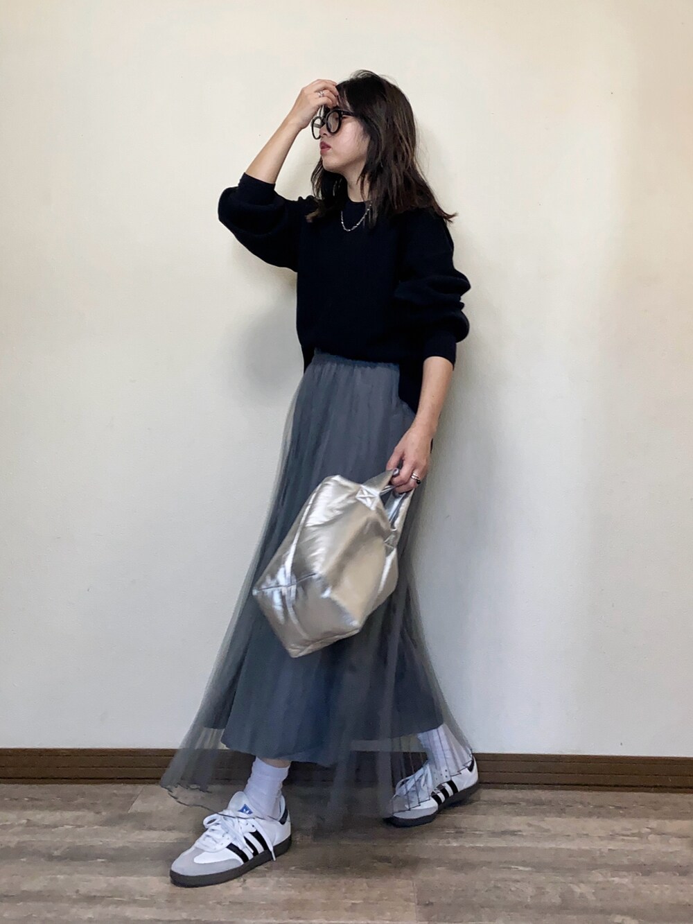 「春のNewスタイル、チュールスカート、ワッフルニット、モノトーン、スニーカー、adidas、メタリック、メタリックバッグ、パフバッグ、シルバーバッグ、シルバー、メガネ女子、ゆるコーデ、大人カジュアル、スポーツミックス」｜「OPAQUE.CLIPの≪２点セット≫ ワッフルニット×チュールスカートセットアップ 【洗える】（スカート、ブラック系）」を使った、Miiさん（レディース・159cm）の春コーディネートの2枚目の写真
