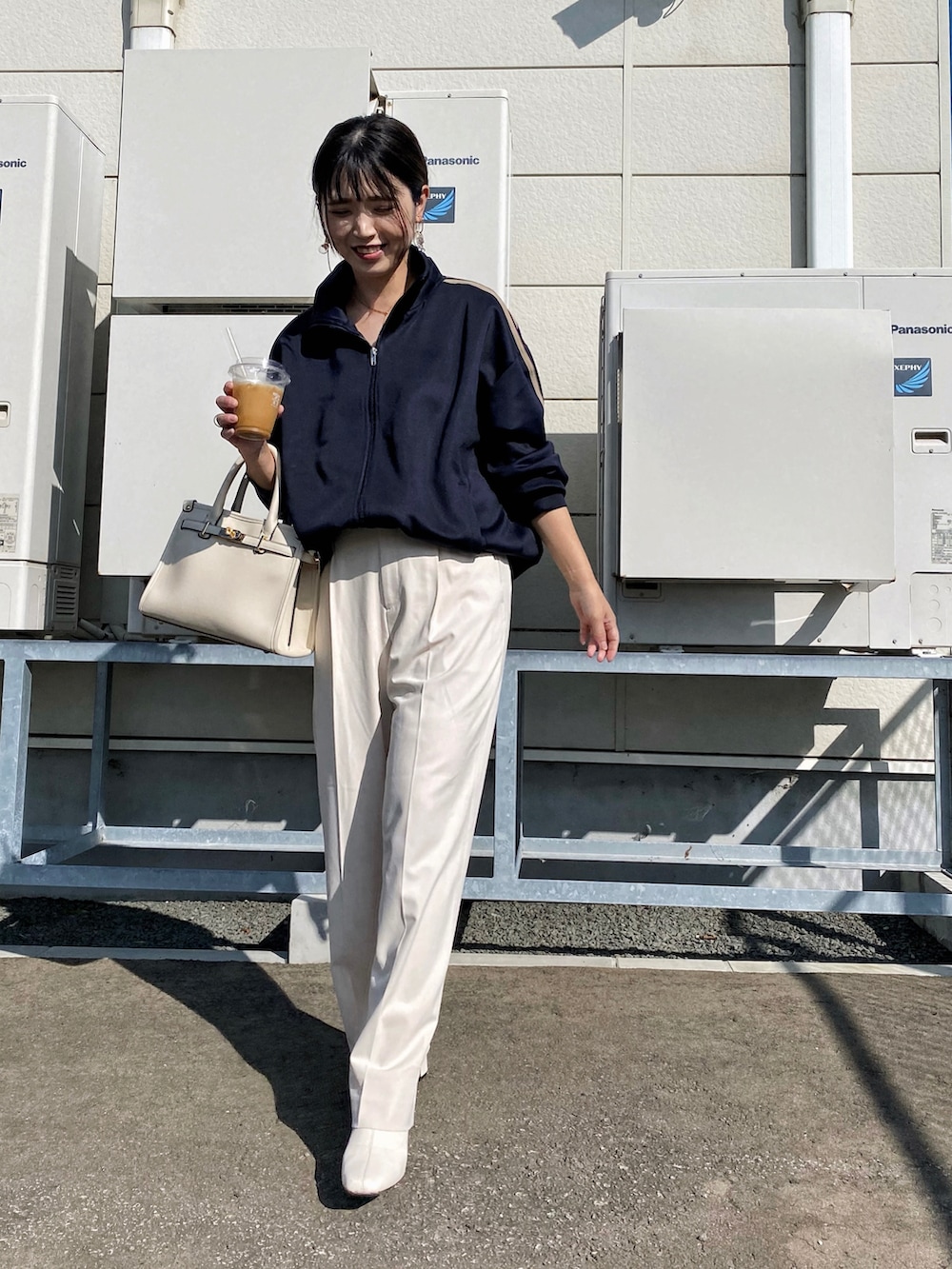 「秋服まるっと大公開、トラックジャケット、スラックス、ワイドパンツ、白パンツ、ショートブーツ、スクエアバッグ、きれいめカジュアル、notch.、ジャージ、スポーツミックス、ジャケットスタイル、秋コーデ、ブーツ、プチプラ」｜「notch.の【 notch. by yui 】トラックジャケット（ジャージ、ブルー系）」を使った、Miiさん（レディース・159cm）の秋コーディネートの2枚目の写真