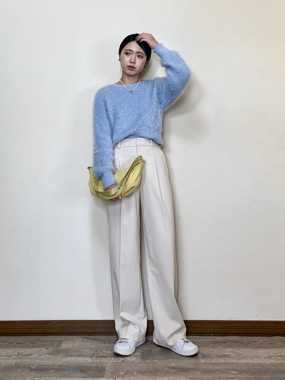 「今日のコスメと服、カラーコーデ、カラーニット、カラー×コーデ、春色、シャギーニット、タックワイドパンツ、UNIQLO、ショルダーバッグ、スニーカーコーデ、春コーデ、白スニーカー、スニーカー、パステルカラー、春服みてみて」｜「ROPE' PICNICのシャギーニットショート丈プルオーバー（ニット/セーター、ブルー系）」を使った、Miiさん（レディース・159cm）の冬コーディネートの4枚目の写真
