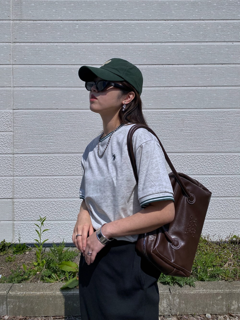 「やっぱり帽子が好き、サングラス、ショルダーバッグ、Tシャツ、キャップ、ブラウン、スポーツミックス、スニーカー、大人カジュアル、ロングスカート、お出かけコーデ、PUMA、スピードキャット、夏コーデ、ママコーデ」｜「U.S. POLO ASSN.のGeeRA別注【U.S. POLO ASSN.】ワンポイント刺繍オーバーサイズライン配色Ｔシャツ（Tシャツ/カットソー、ベージュ系）」を使った、Miiさん（レディース・159cm）の春コーディネートの2枚目の写真