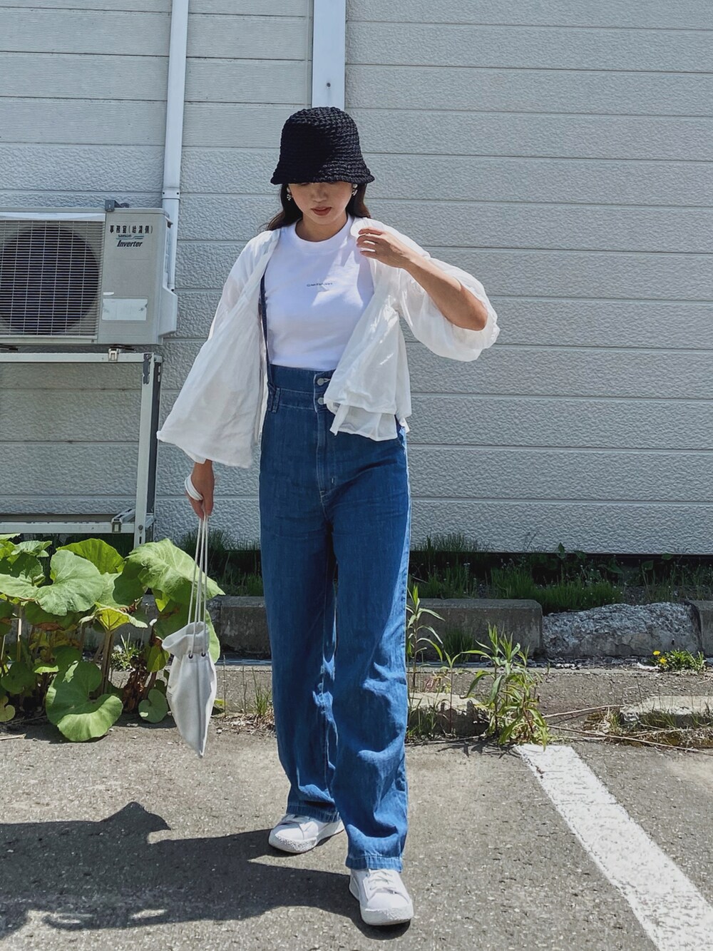 「初夏コーデ、ブラウス、休日スタイル、デニム、デニムパンツ、サロペット、デニムサロペット、バケットハット、ロゴT、SOMETHING、クロップドトップス、白Tシャツ、白スニーカー、ボリューム袖、夏のコスメと服」|「Calvin Kleinのモノグラム ロゴ ベイビーTシャツ(Tシャツ/カットソー、ホワイト系)」を使った、Miiさん(レディース・159cm)の夏コーディネートの5枚目の写真