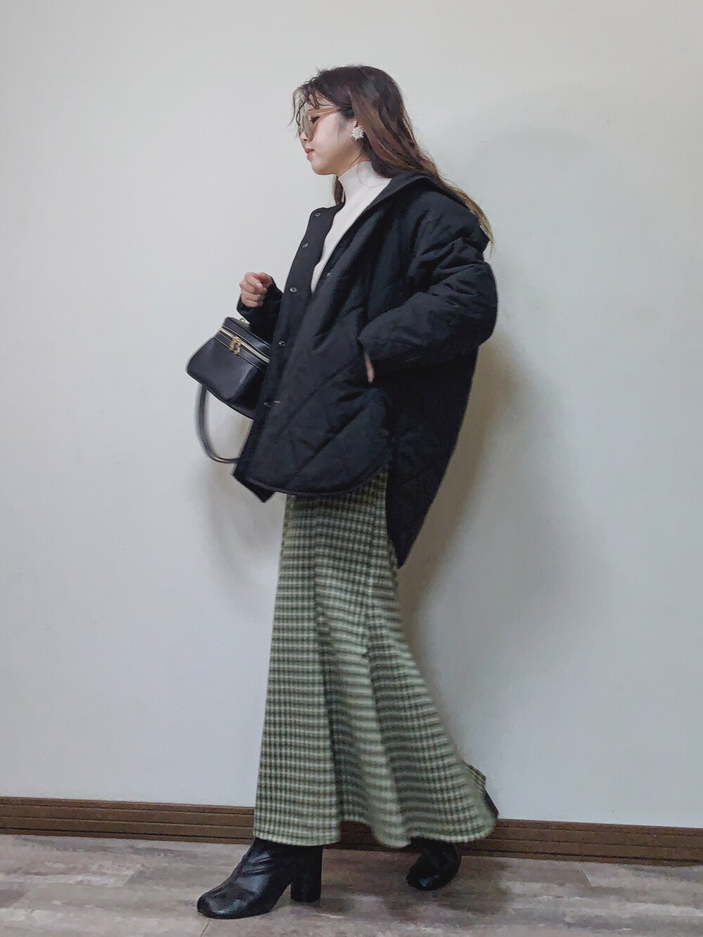 「クリスマスに着たい服、チェック柄に恋してる、大人コーデ、チェックスカート、マーメイドスカート、ロングスカート、グリーン、ダウンジャケット、キルティングジャケット、プチプラ、マイベストコーデ2021、バニティバッグ、しまむら、ハイネック、白ニット」|「SENSE OF PLACE by URBAN RESEARCHのストレッチリブハイネックセーター(ニット/セーター、ホワイト系)」を使った、Miiさん(レディース・159cm)の冬コーディネートの2枚目の写真
