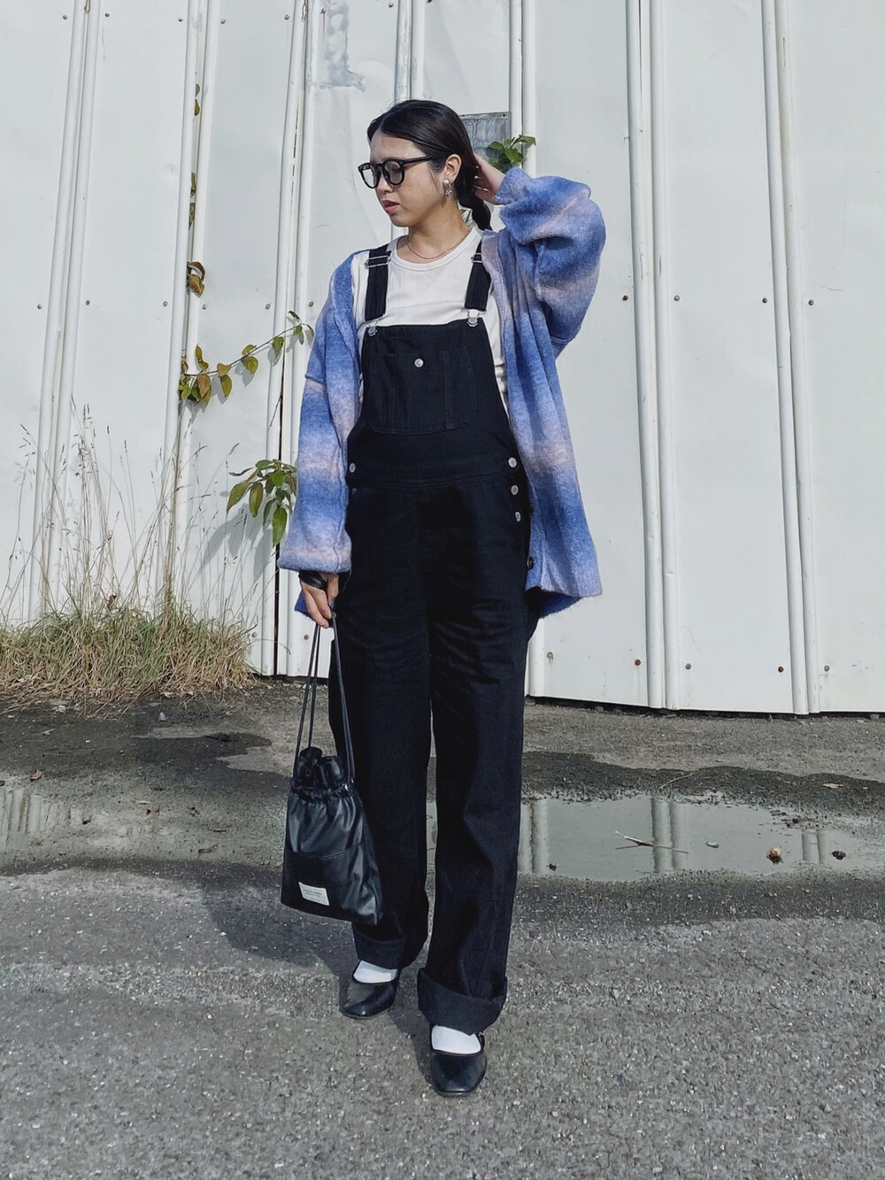 「大人カジュアル、サロペット、カーディガン、オーバーサイズ、グラデーション、カンフーシューズ、メガネ女子、UNIQLO、fredy emue、FREDY&GLOSTER、フレディアンドグロスター、マタニティ、マタニティコーデ、巾着バッグ、秋コーデ」｜「fredy emueのグラデーションニットカーディガン（カーディガン/ボレロ、ブルー系）」を使った、Miiさん（レディース・159cm）の秋コーディネートの3枚目の写真