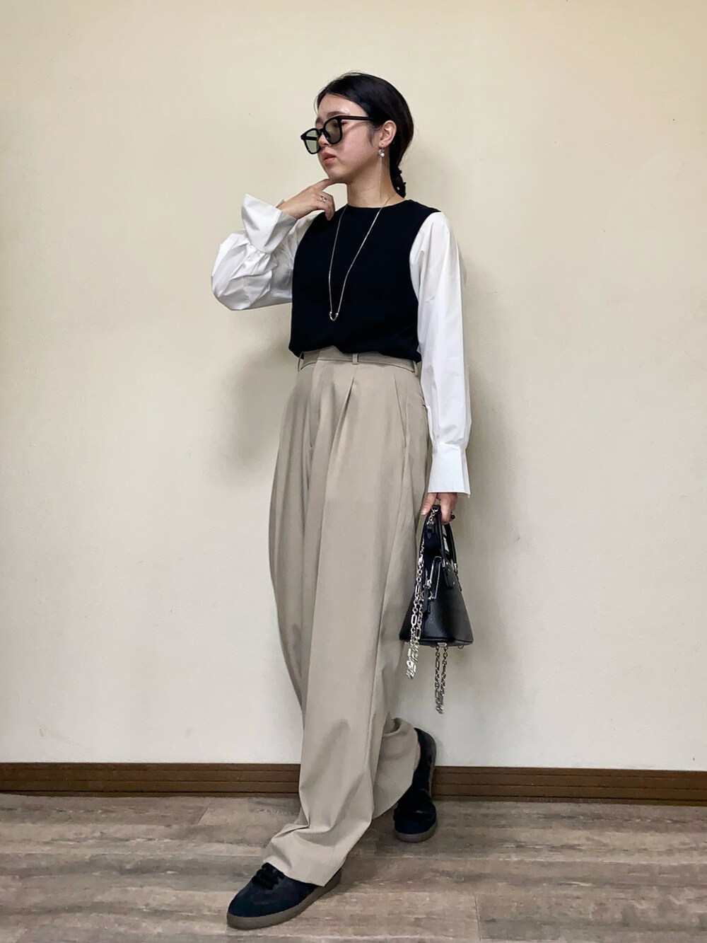 「春コーデ、きれいめカジュアル、スニーカー、スニーカーコーデ、タックワイドパンツ、ワイドパンツ、ショルダーバッグ、大人カジュアルコーデ、サングラス、プチプラ、キレイめ、UNIQLO、OPAQUE.CLIP、adidas、samba」｜「OPAQUE.CLIPのスリーブフハクドッキングニット【洗濯機洗い可】（ニット/セーター、ブラック系）」を使った、Miiさん（レディース・159cm）の春コーディネートの3枚目の写真