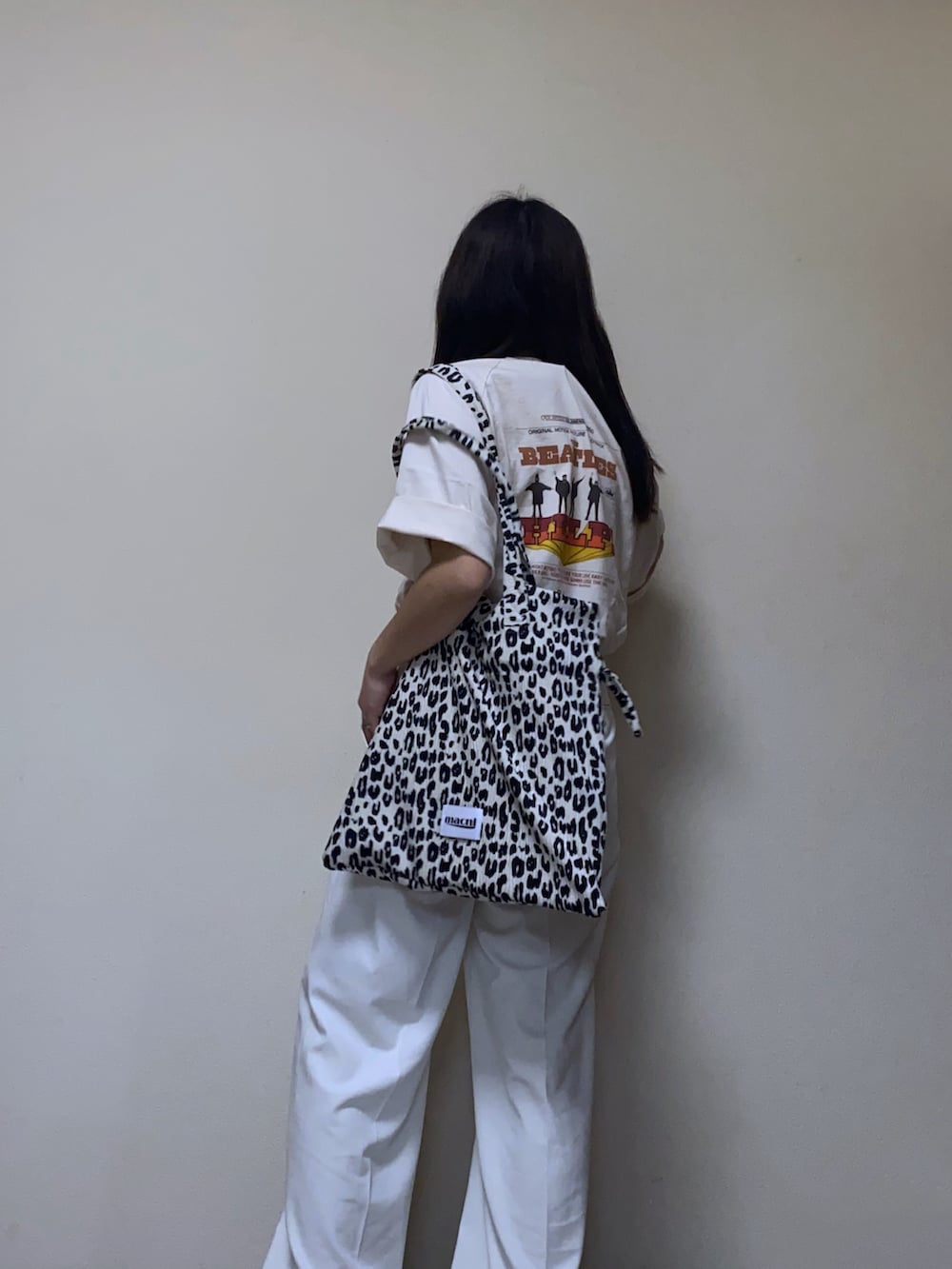「最近のいい感じコーデ、グラフィックＴ、Tシャツ、プリントT、タックワイドパンツ、ワイドパンツ、白パンツ、スニーカー、レオパード、トートバッグ、アニマル柄、カジュアルコーデ、夏コーデ、春夏コーデ、プチプラ」｜「The Beatlesの【別注】THE BEATLES ザ ビートルズ HELPラグランTシャツ（Tシャツ/カットソー、その他）」を使った、Miiさん（レディース・159cm）の春コーディネートの2枚目の写真