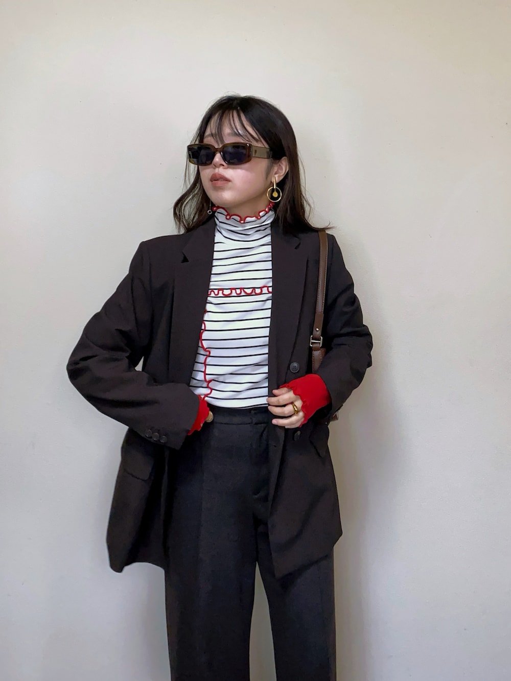 ホワイト系のTシャツ/カットソー、ブラウン系のハンドバッグ、ブラウン系のテーラードジャケットを着用したレディースの秋コーディネートの4枚目の写真