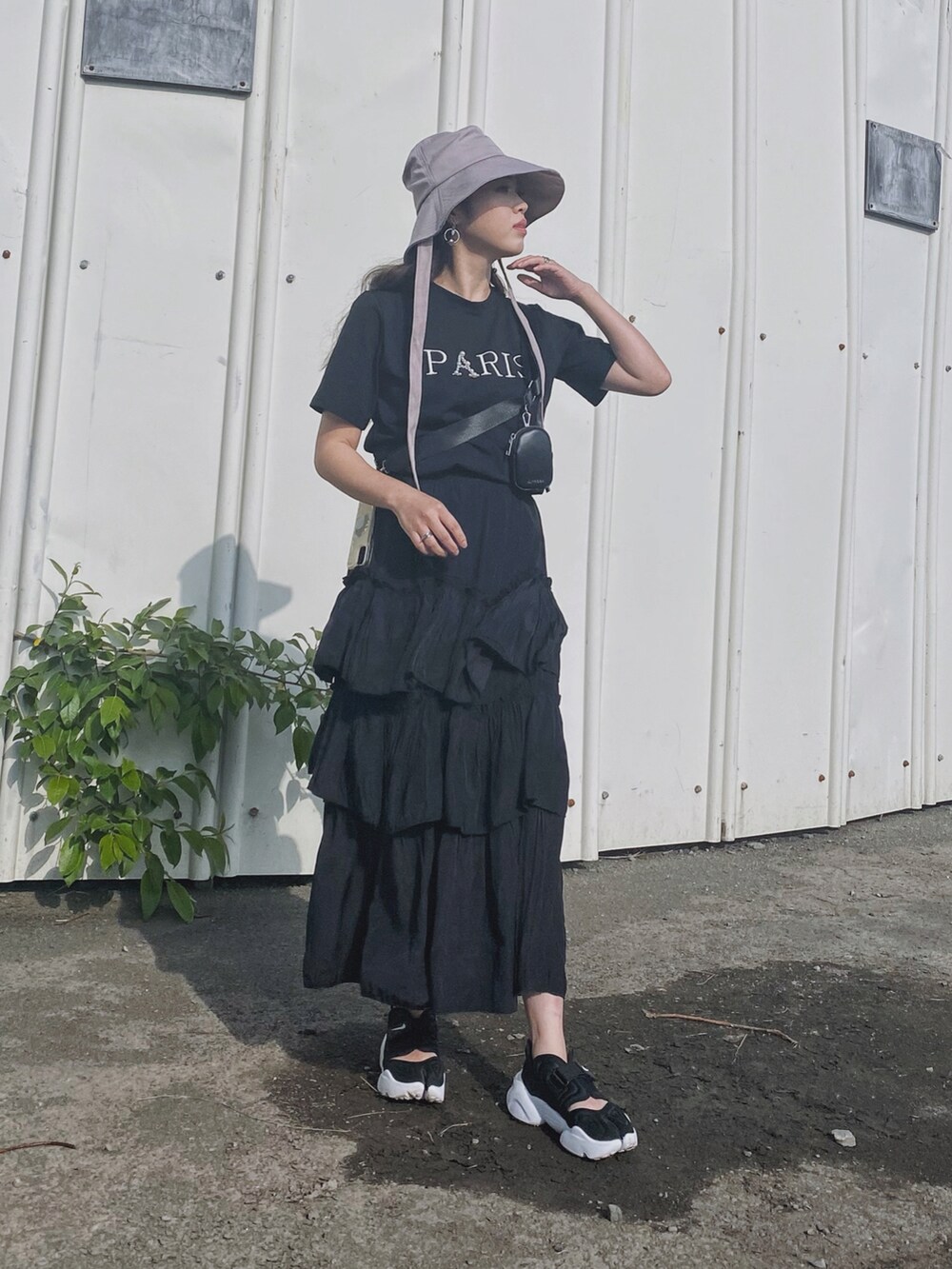 「このスタイルがお気に入り、今日のコスメと服、ブラックコーデ、ティアードスカート、リボンハット、ハット、ロゴT、ロングスカート、NIKE、アクアリフト、モノトーン、ブルベ夏、休日スタイル、バケットハット、夏コーデ」|「deux amourのPARIS T(その他トップス、ブラック系)」を使った、Miiさん(レディース・159cm)の夏コーディネートの4枚目の写真