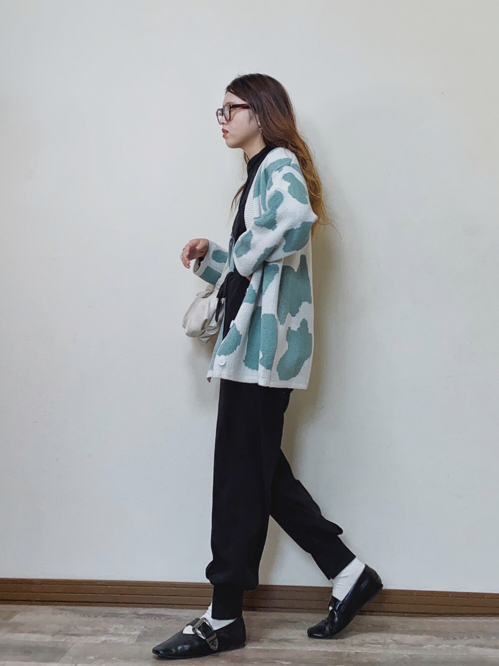 「春色、カーディガン、ニットカーディガン、シアートップス、スリットパンツ、ジョガーパンツ、スウェットパンツ、LHP、LHPWOMEN、スクエアトゥ、春コーデ、courage、ラフォーレ原宿、パステル映える春、タックイン」｜「L.H.Pのcourage/クラージュ/総柄オーバーサイズシルエットニットカーディガン（カーディガン/ボレロ、グリーン系）」を使った、Miiさん（レディース・159cm）の春コーディネートの3枚目の写真