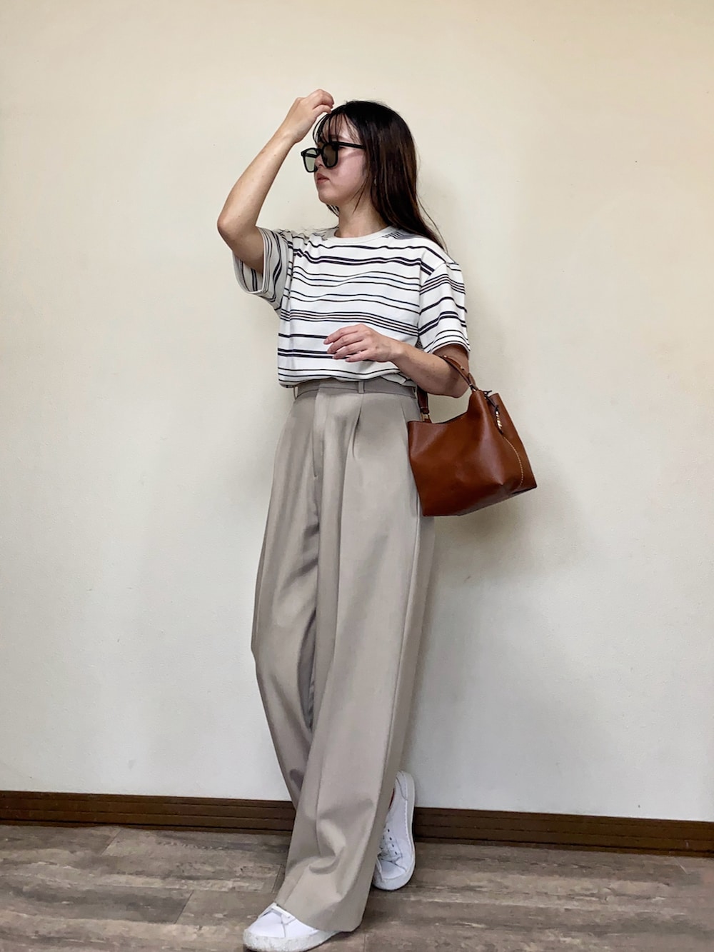 「カジュアルスタイル、UNIQLO、カノコTシャツ、ボーダー、ボーダーTシャツ、タックワイドパンツ、ワイドパンツ、休日スタイル、スニーカー、サングラス、シンプルコーデ、プチプラ、メンズライク、30代コーデ、大人カジュアル」｜「FOSSILのJessie Crossbody ZB11002200（ショルダーバッグ、ブラウン系）」を使った、Miiさん（レディース・159cm）の春コーディネートの3枚目の写真