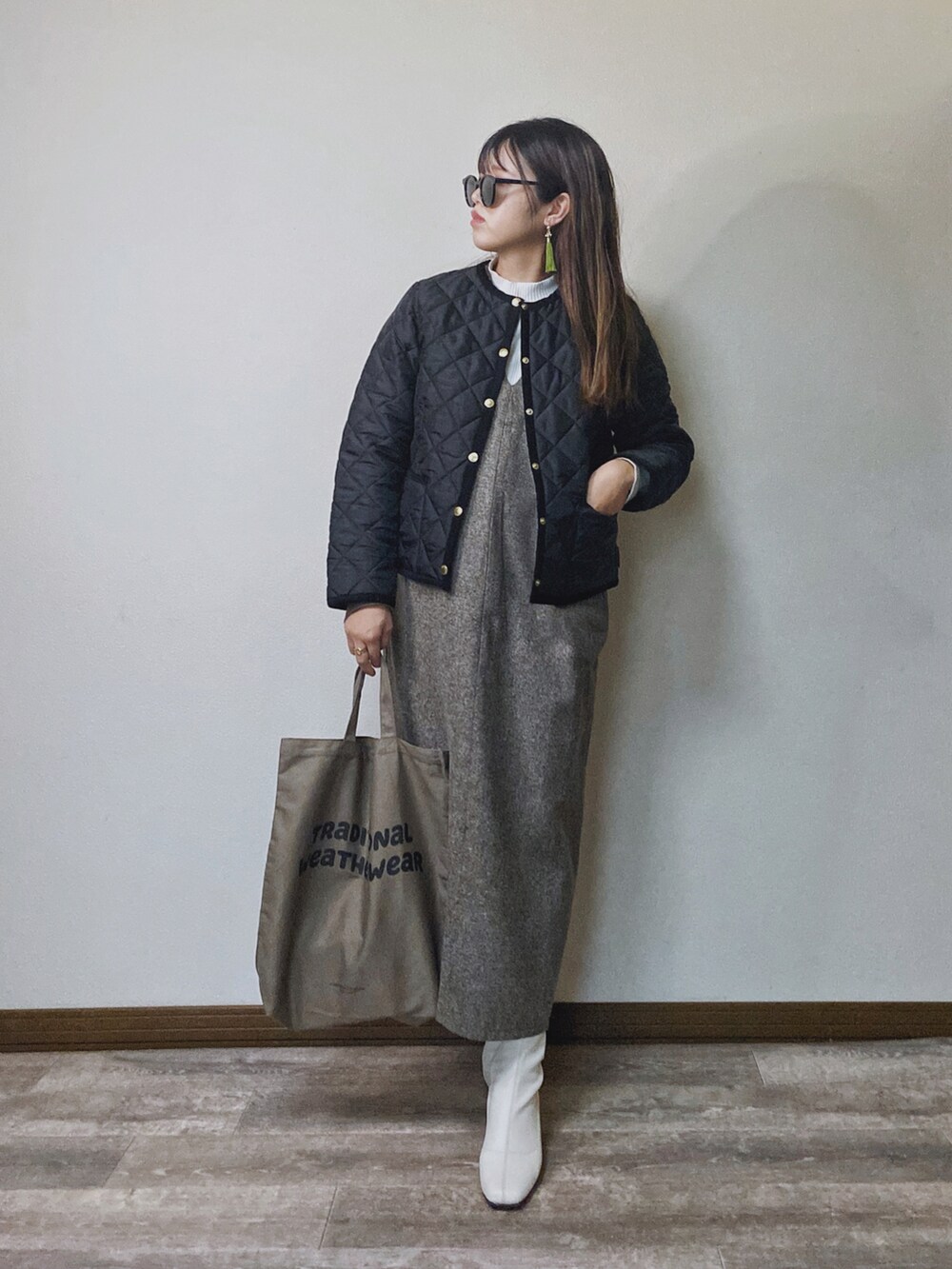 「Traditional Weatherwear、トラディショナルウェザーウエア、キルティングジャケット、ジャンパースカート、ジャンスカ、ハイネック、リブT、リブハイネックT、UNIQLO、プチプラ、ショートブーツ、白ブーツ、ワンピース、きれいめカジュアル、トートバッグ」｜「Traditional WeatherwearのARKLEY（ノーカラージャケット、ブラック系）」を使った、Miiさん（レディース・159cm）の秋コーディネートの2枚目の写真