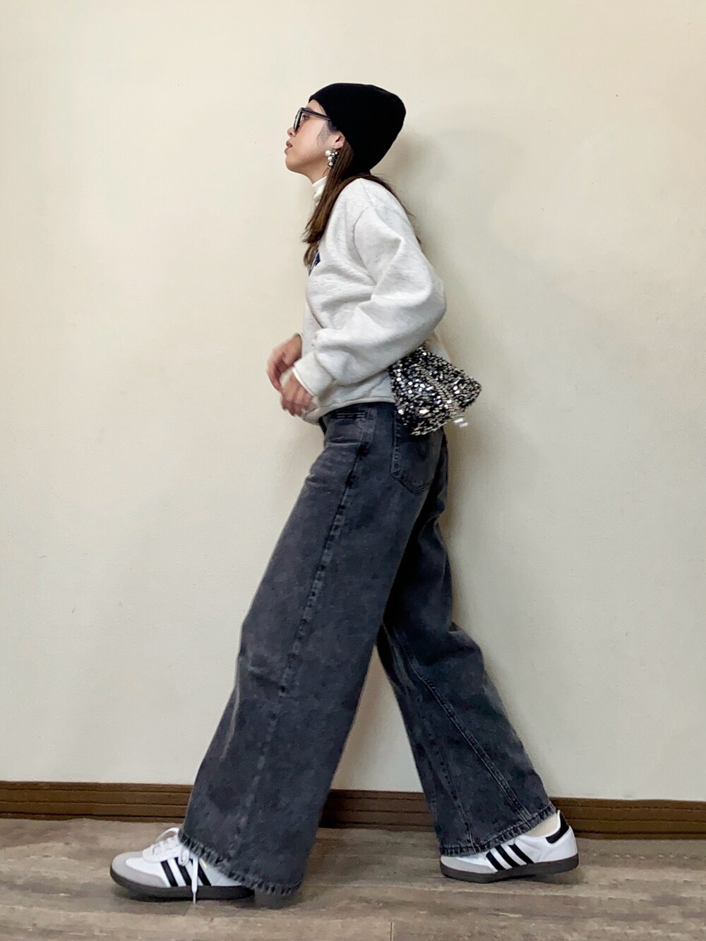 「リーバイス、Levi's、リーバイス24SS、ZOZO限定、PR、デニム、レイヤードスタイル、タートルネック、スウェット、ニット帽、ストリート、カジュアルコーデ、バギーデニム、バギーパンツ、スニーカー」｜「CLEAの刺繍カレッジロゴ 裏起毛ルーズプルオーバー（スウェット、ベージュ系）」を使った、Miiさん（レディース・159cm）の冬コーディネートの3枚目の写真