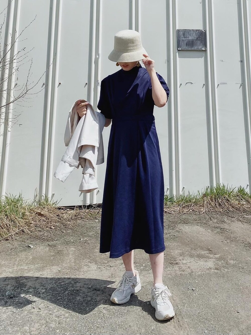 「puril、ピュリル、ワンピース、ワンピース×スニーカー、バケットハット、シンプルコーデ、パフスリーブ、ネイビー、ボリューム袖、プチプラ、New Balance、ワンピーススタイル、スニーカーコーデ、韓国ファッション、オトナ女子」｜「PURILのアイテム（ワンピース/ドレス、ブルー系）」を使った、Miiさん（レディース・159cm）の春コーディネートの3枚目の写真