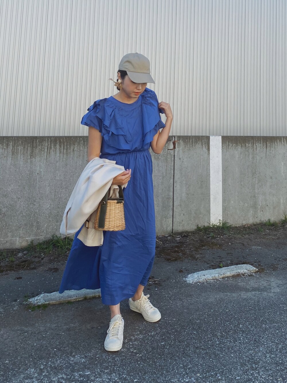 「deuxamour、フリル、ロングワンピース、ごきげんウィーク、ワンピース、スニーカー、スニーカーコーデ、キャップ、プチプラ、ブルー、かごバッグ、シンプルコーデ、休日スタイル、カラー×コーデ、カラーコーデ」｜「deux amourのフリルワンピース（チュニック、ブルー系）」を使った、Miiさん（レディース・159cm）の春コーディネートの3枚目の写真