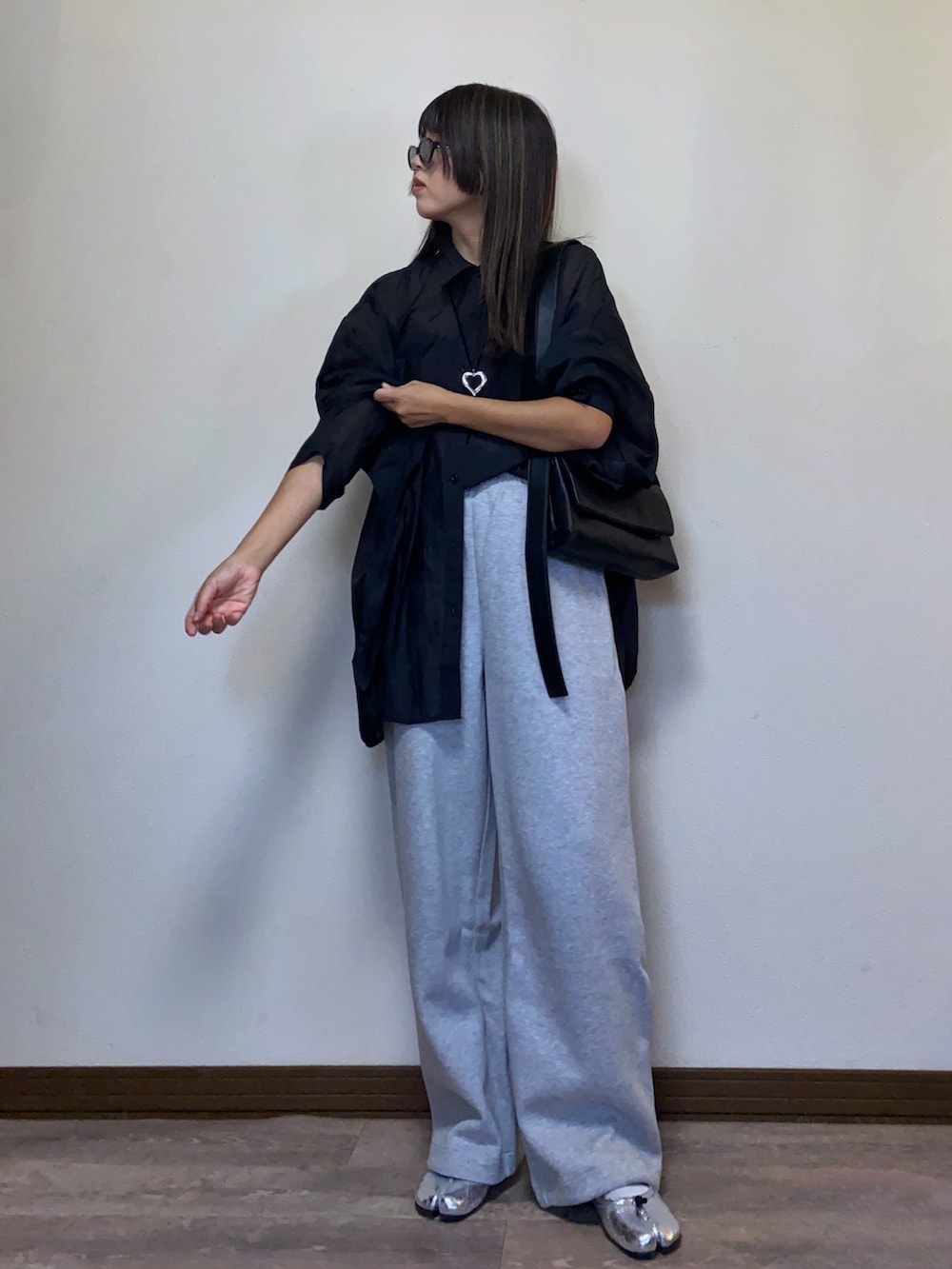「秋っぽコーデ更新中、ゆるシルエット、スウェット、スウェットパンツ、スウェットワイドパンツ、シアーシャツ、シースルー、シャツスタイル、大人カジュアル、モノトーン、メタリック、シルバーシューズ、シンプルコーデ、ラフ、UNIQLO」｜「recaのシアードルマンシャツ（シャツ/ブラウス、ブラック系）」を使った、Miiさん（レディース・159cm）の秋コーディネートの3枚目の写真