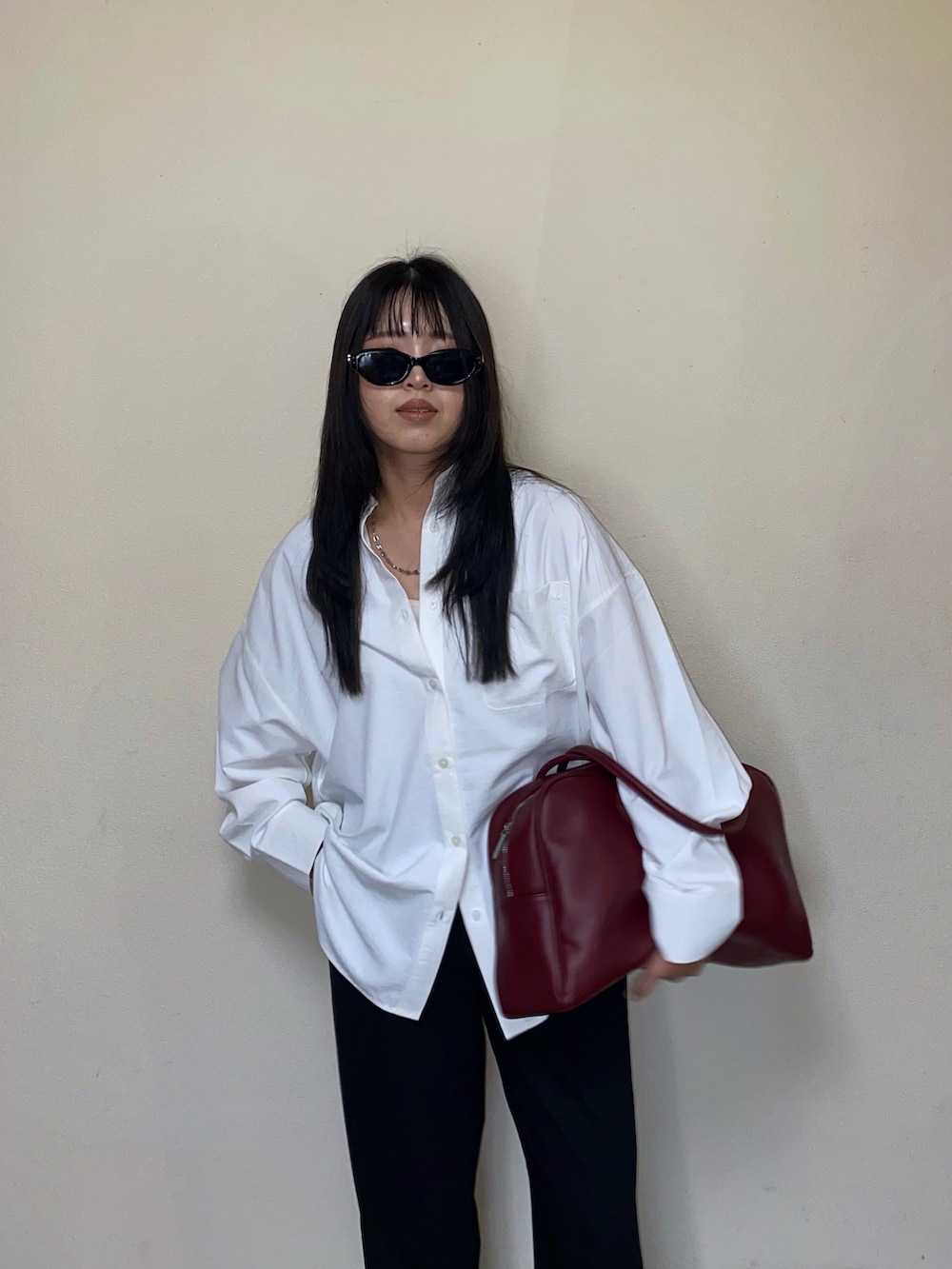 ホワイト系のシャツ/ブラウス、レッド系のボストンバッグ、レッド系のスニーカーを着用したレディースの秋コーディネートの2枚目の写真