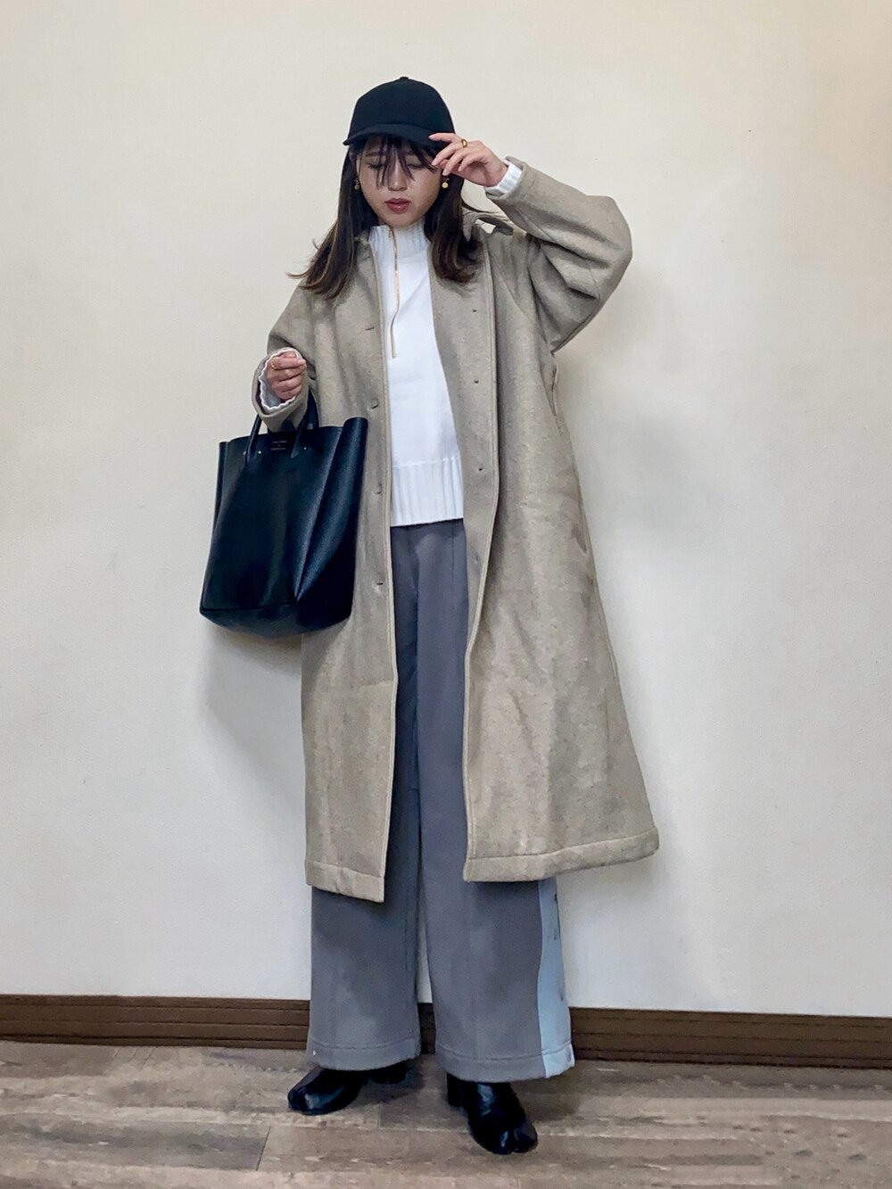 「今日のコスメと服、ストリート、ハーフジップ、ハーフジップニット、ニット、白ニット、キャップ、トラックパンツ、マイベストコーデ2023、ブーツ、プチプラ、休日スタイル、冬コーデ、トートバッグ、メンズライク」｜「OPAQUE.CLIPのモックネックハーフジップニット【洗える】（ニット/セーター、ホワイト系）」を使った、Miiさん（レディース・159cm）の冬コーディネートの4枚目の写真