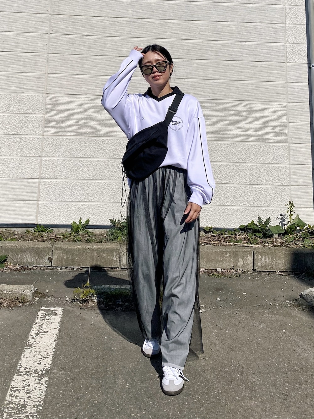 「大人カジュアル、レイヤードスタイル、チュール、チュールパンツ、シアーパンツ、シースルー、ゲームシャツ、ブロークコア、スポーツミックス、ボディバッグ、サングラス、休日スタイル、スニーカー、ロゴT、韓国ファッション」｜「VENCEEXCHANGEのティムボディバッグ/ナイロンボディバッグ/軽量/大容量/500mlペットボトル収納可/マザーズバッグ（ボディバッグ/ウエストポーチ、ブラック系）」を使った、Miiさん（レディース・159cm）の春コーディネートの2枚目の写真