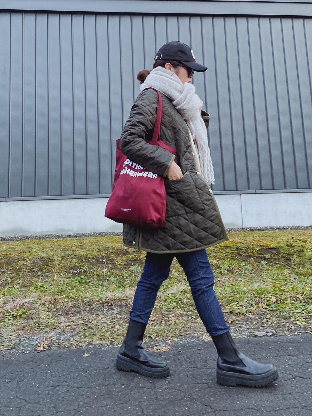 「冬コーデ、キルティング、キルティングジャケット、キルティングコート、Traditional Weatherwear、トートバッグ、LEE、スキニーデニム、デニム、厚底ブーツ、サイドゴアブーツ、マフラーぐるぐる、キャップ、カーキ、マイベストコーデ2022」｜「Traditional WeatherwearのARKLEY MIDDLE（その他アウター、グリーン系）」を使った、Miiさん（レディース・159cm）の冬コーディネートの2枚目の写真