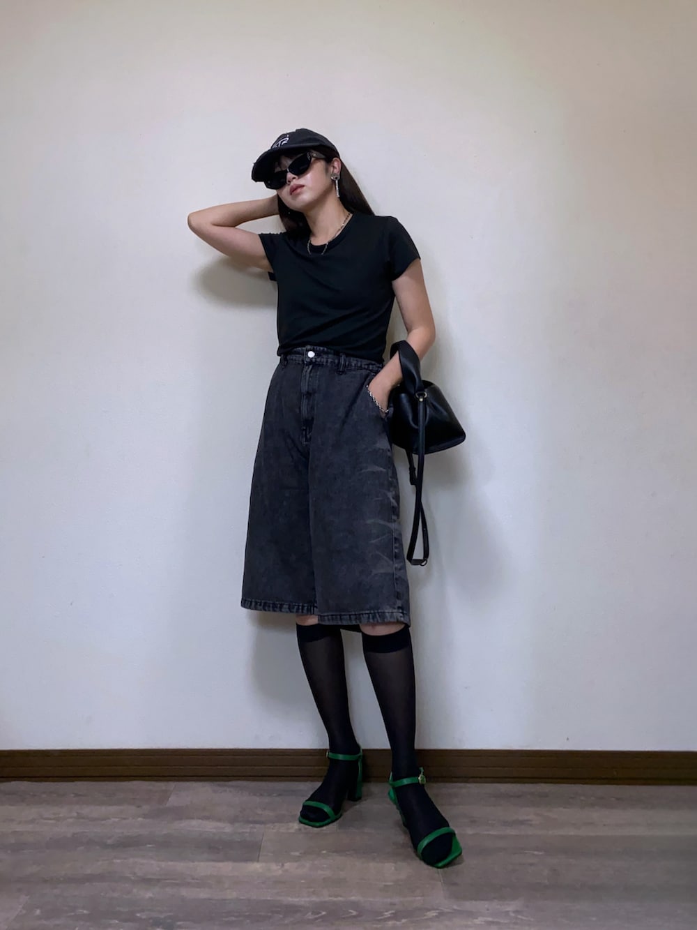 「夏ルックで気分アップ、デニム、サングラス、ジョーツ、デニムハーフパンツ、キャップ、シアーソックス、ハイソックス、モノトーン、ブラックコーデ、Tシャツ、モードカジュアル、大人カジュアル、PR、STARTING OVER」｜「Starting Overのcustom design denim Jorts/カスタムデザイン デニム ジョーツ（デニムパンツ、ブラック系）」を使った、Miiさん（レディース・159cm）の夏コーディネートの2枚目の写真