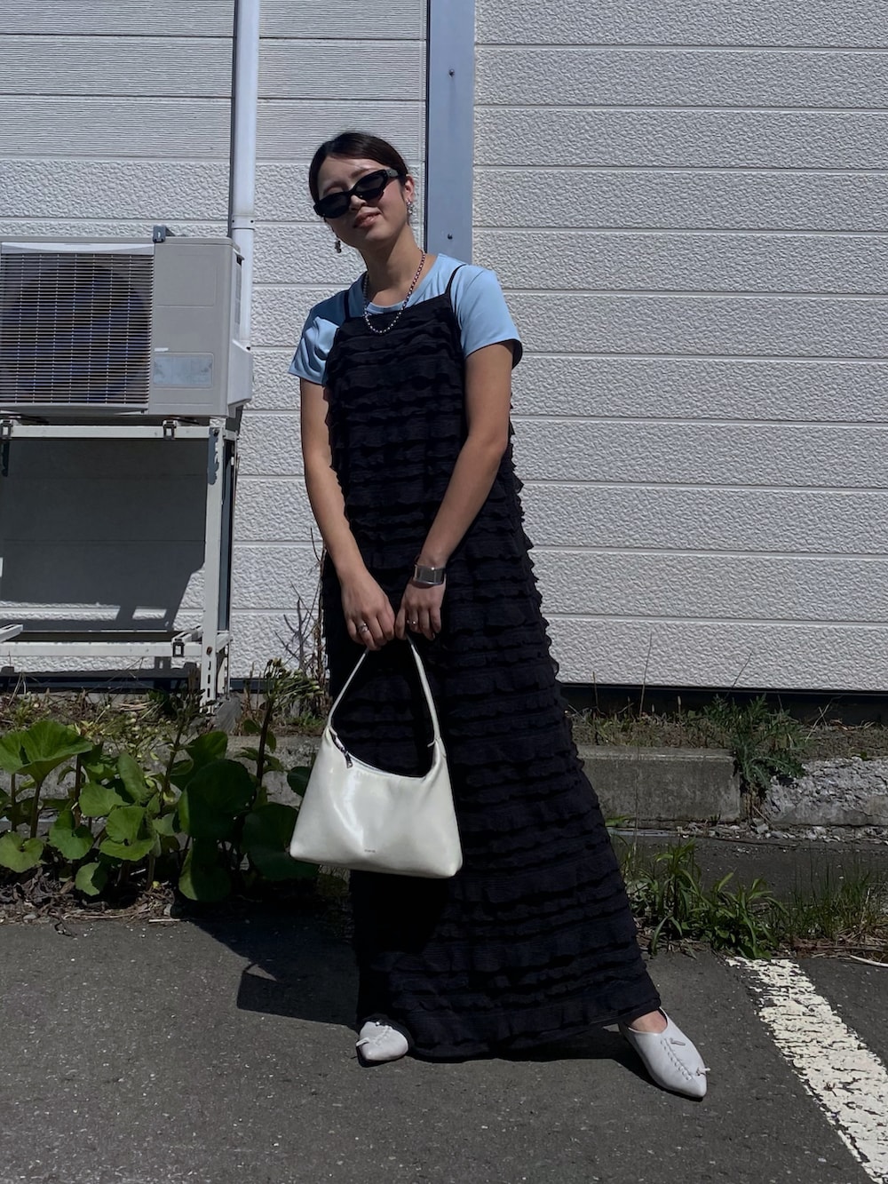 「サングラス、レイヤードスタイル、キャミワンピ、ティアード、チュール、ワンピース、ロングワンピース、Tシャツ、ブルー、カラーコーデ、ライトブルー、ポインテッドトゥ、夏コーデ、プチプラ、ティアードワンピース」｜「VENCEEXCHANGEのチュールティアードワンピース（ワンピース、ブラック系）」を使った、Miiさん（レディース・159cm）の春コーディネートの4枚目の写真