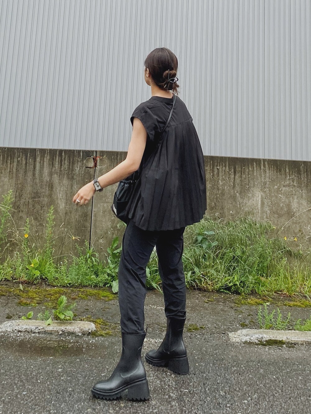「大人カジュアル、夏コーデ、ブラックコーデ、ブラック、モノトーン、モノトーンコーデ、雨の日コーデ、レインブーツ、deuxamour、プリーツ、ノースリーブ、ジョガーパンツ、ブラウス、マタニティコーデ、プチプラ」｜「deux amourのバックプリーツブラウス（シャツ/ブラウス、ブラック系）」を使った、Miiさん（レディース・159cm）の夏コーディネートの2枚目の写真