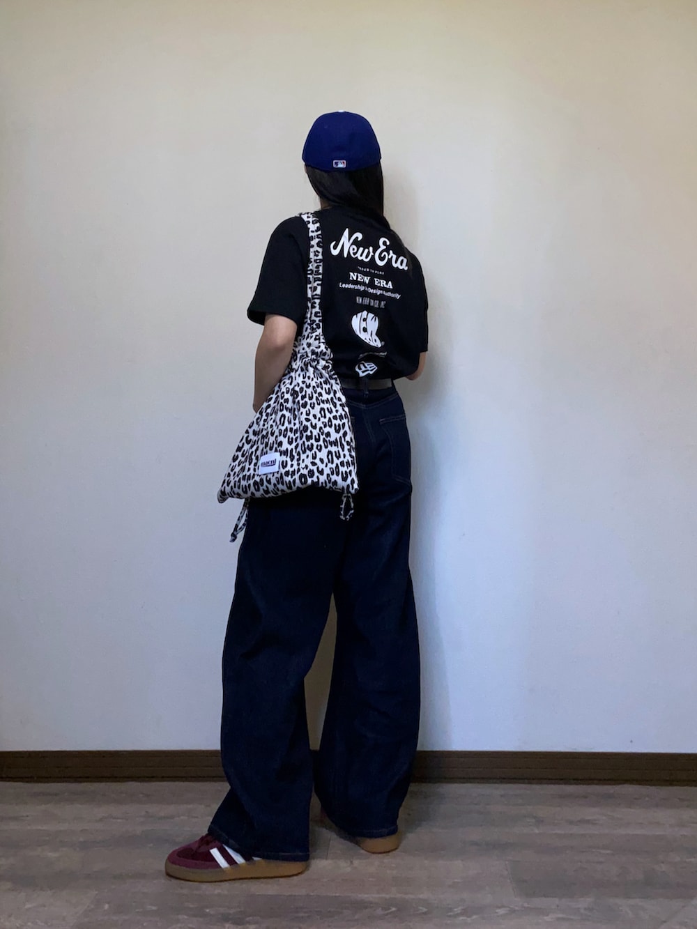 「スポーツミックス、秋のコーデ、NEW ERA、キャップ、ボルドー、スニーカー、レオパード、トートバッグ、Tシャツ、ロゴT、バギーカーブジーンズ、バレルレッグジーンズ、デニム、カジュアル、メンズライク」｜「NEW ERAの【ユニセックス】NEW ERA/ニューエラ オーバーサイズ/バックプリントTシャツ 14670939/14670940/14670941（Tシャツ/カットソー、ブラック系）」を使った、Miiさん（レディース・159cm）の秋コーディネートの3枚目の写真