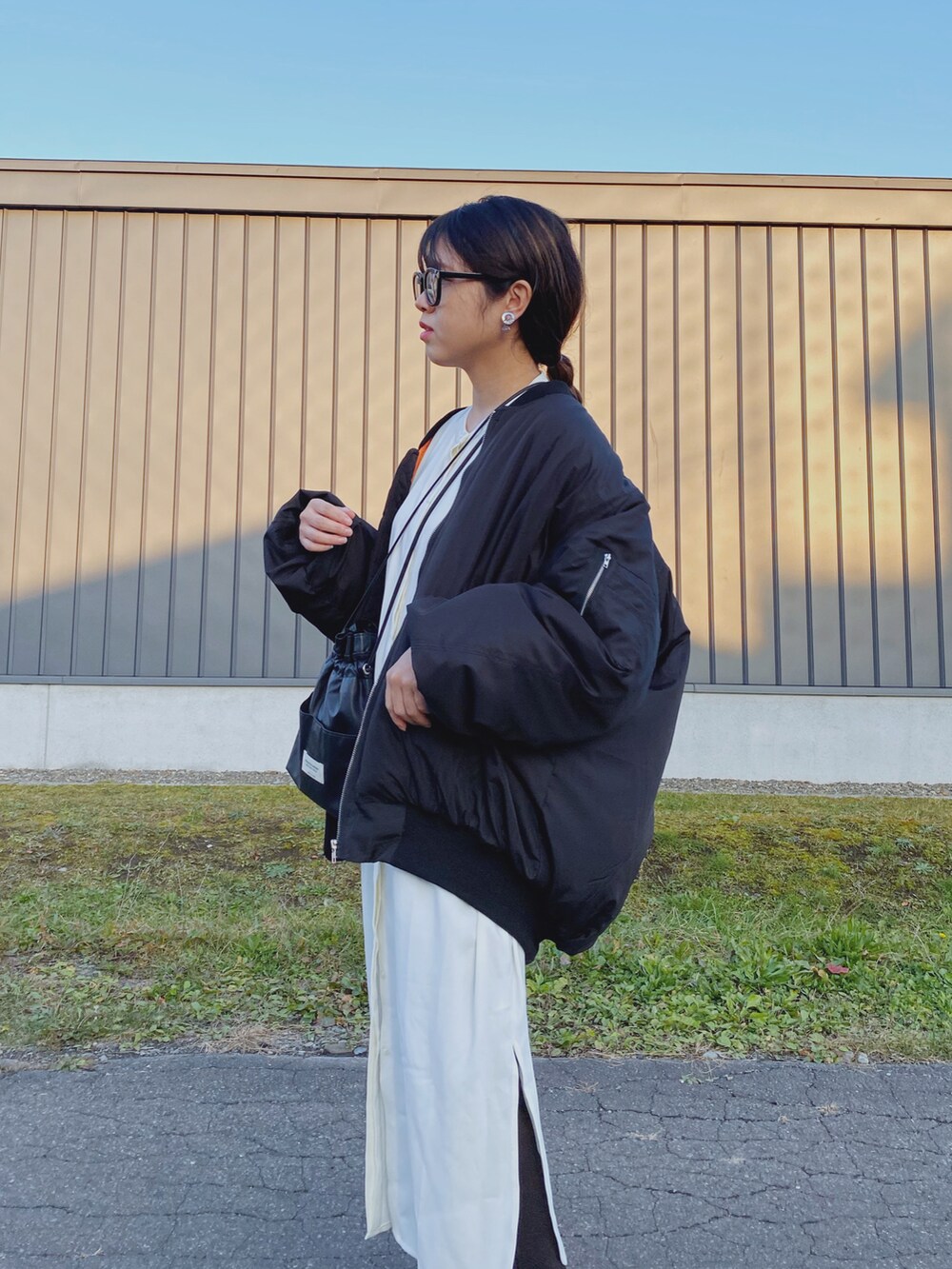 「HANNE、ブルゾン、MA-1、ビッグシルエット、オーバーサイズ、シャツワンピ、シャツスタイル、スウェットパンツ、スクエアトゥ、ショートブーツ、メガネ女子、モノトーンコーデ、巾着バッグ、レイヤードスタイル、秋冬コーデ」｜「HANNEのスリーブギャザーディティールMA-1（MA-1、ブラック系）」を使った、Miiさん（レディース・159cm）の秋コーディネートの4枚目の写真