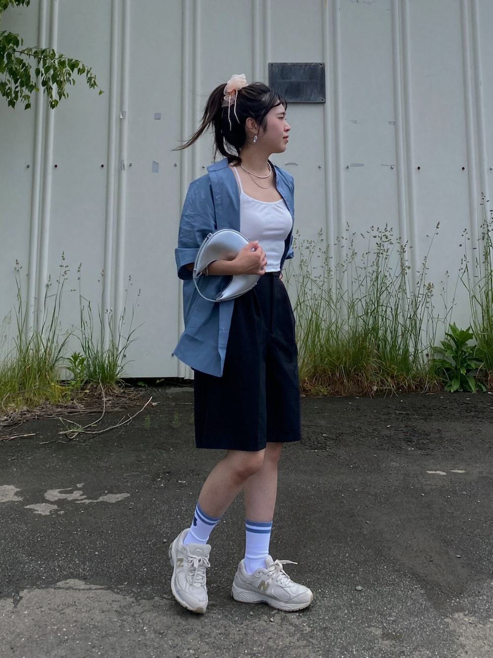 「夏コーデ、フェスコーデ、シャツスタイル、シャツ、ハーフパンツ、スニーカー、ポニーテール、シュシュ、ブルー、ブルーコーデ、キャミソール、ラフコーデ、メンズライク、STARTING OVER、スターティングオーバー」｜「Starting Overのコットンブロード バンドカラー　半袖シャツ/レディース メンズ（シャツ/ブラウス、ブルー系）」を使った、Miiさん（レディース・159cm）の夏コーディネートの3枚目の写真