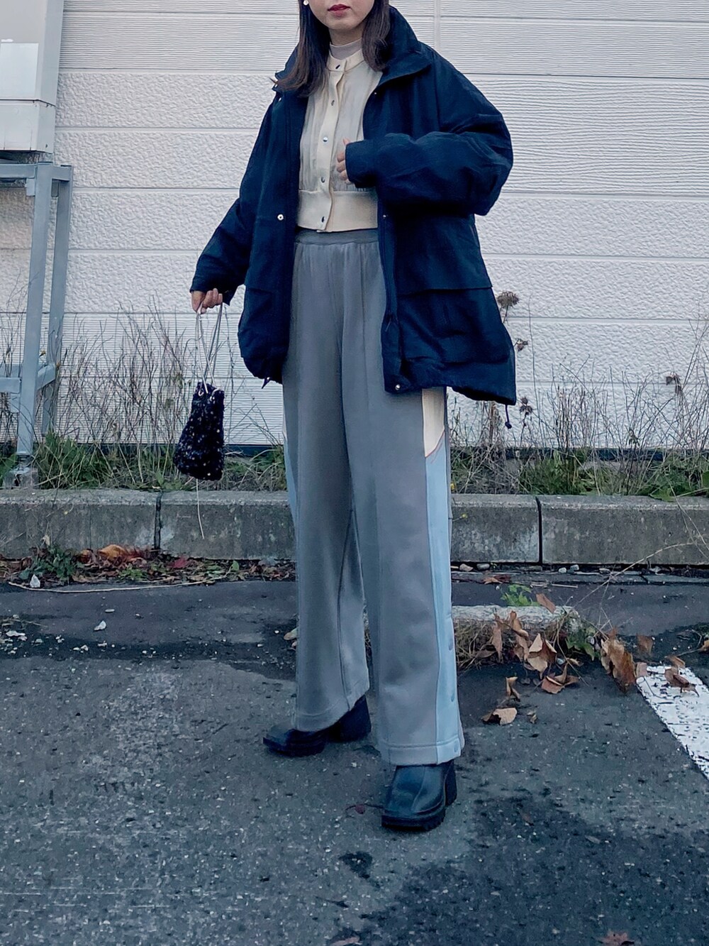 「ファッションを楽しもう、レイヤードスタイル、今日のコスメと服、ビーニー、ニット帽、マウンテンパーカー、ブーツ、トラックパンツ、ストリート、厚底シューズ、guandbeautifulpeople、ビッグシルエット、スパンコール、スウエット、スポーツミックス」|「for/cの撥水ナイロン裏付きマウンテンパーカー【サスティナブル】(マウンテンパーカー、ブラック系)」を使った、Miiさん(レディース・159cm)の秋コーディネートの3枚目の写真