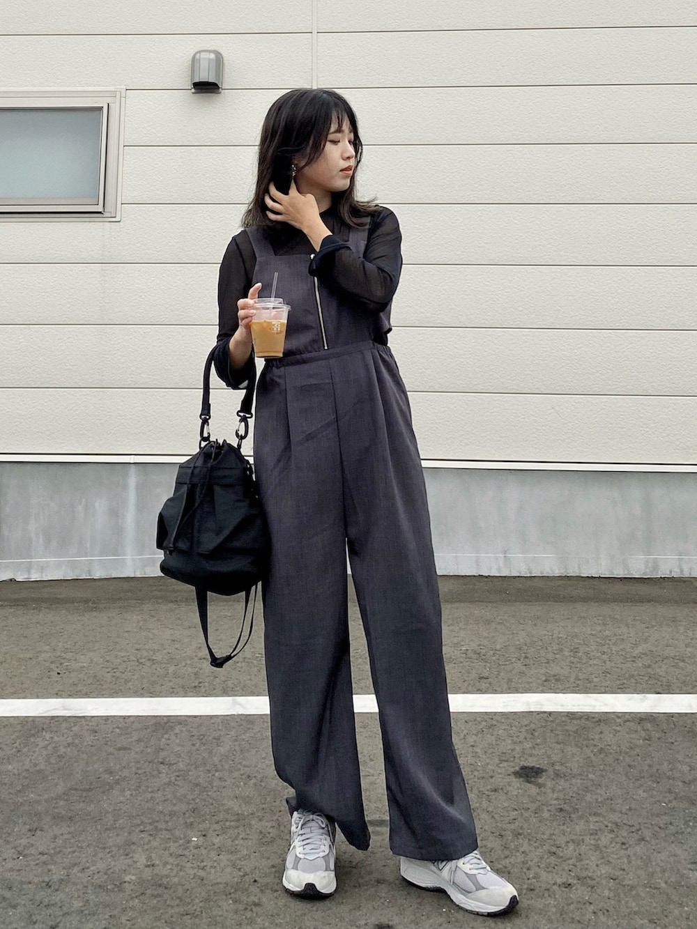 「秋服まるっと大公開、ミリタリーバッグ、ミリタリー、サロペット、シアートップス、プチプラ、スニーカー、モノトーン、グレー、New Balance、秋コーデ、休日スタイル、アウトドアスタイル、シンプルコーデ、ダークトーンコーデ」｜「un+frameのミリタリー巾着2WAYショルダーバッグ（ショルダーバッグ、ブラック系）」を使った、Miiさん（レディース・159cm）の秋コーディネートの2枚目の写真