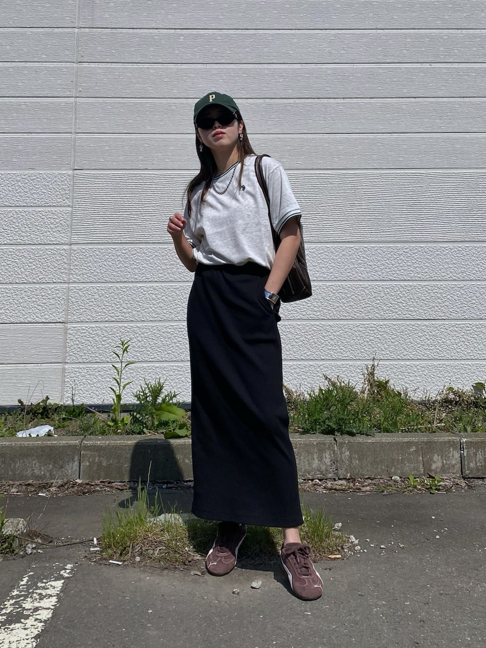 「やっぱり帽子が好き、サングラス、ショルダーバッグ、Tシャツ、キャップ、ブラウン、スポーツミックス、スニーカー、大人カジュアル、ロングスカート、お出かけコーデ、PUMA、スピードキャット、夏コーデ、ママコーデ」｜「U.S. POLO ASSN.のGeeRA別注【U.S. POLO ASSN.】ワンポイント刺繍オーバーサイズライン配色Ｔシャツ（Tシャツ/カットソー、ベージュ系）」を使った、Miiさん（レディース・159cm）の春コーディネートの5枚目の写真
