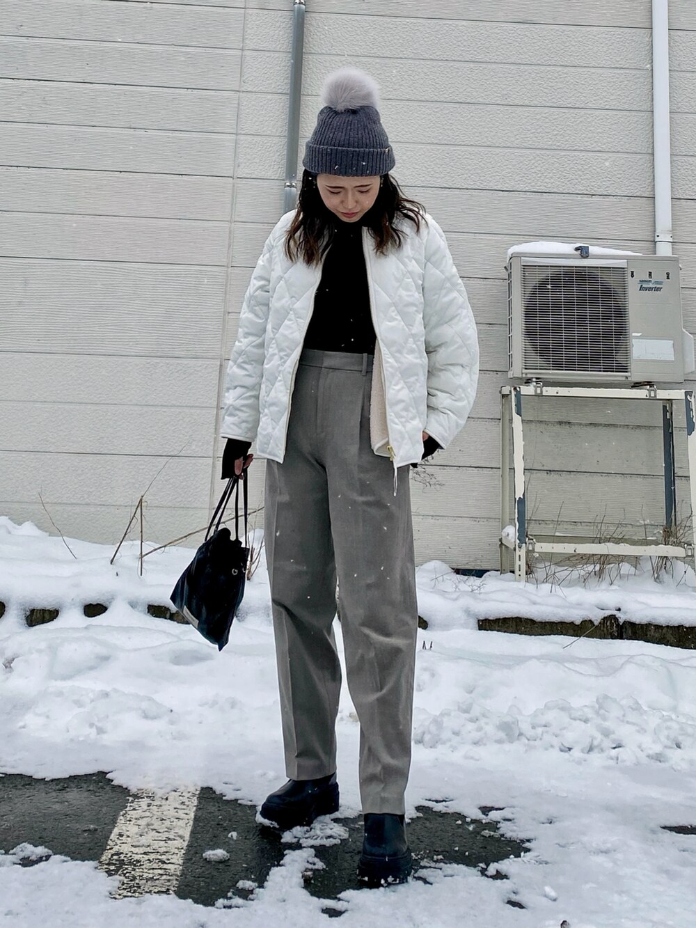 「今日のコスメと服、キルティング、ニット帽、ブーツ、テーパードパンツ、巾着バッグ、UNIQLO、プチプラ、冬コーデ、休日スタイル、お出かけコーデ、モノトーン、大人カジュアル、ノーカラージャケット、ショートコート」|「VENCEEXCHANGEのツートーン指穴開きトップス(Tシャツ/カットソー、ブラック系)」を使った、Miiさん(レディース・159cm)の冬コーディネートの4枚目の写真